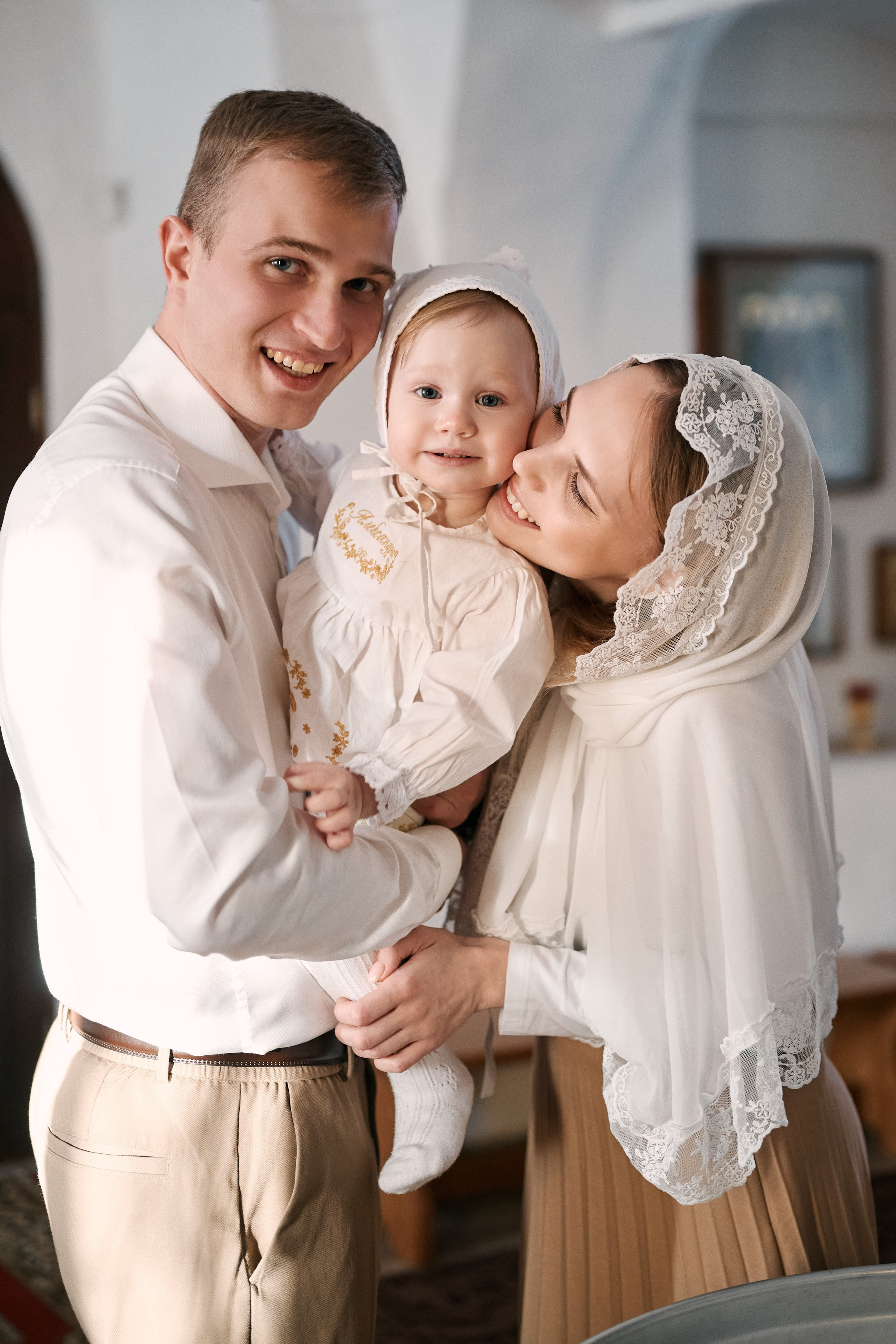 Крещение в храме Преполовения Пятидесятницы во Пскове. Свадебный фотограф Надежда Максимова