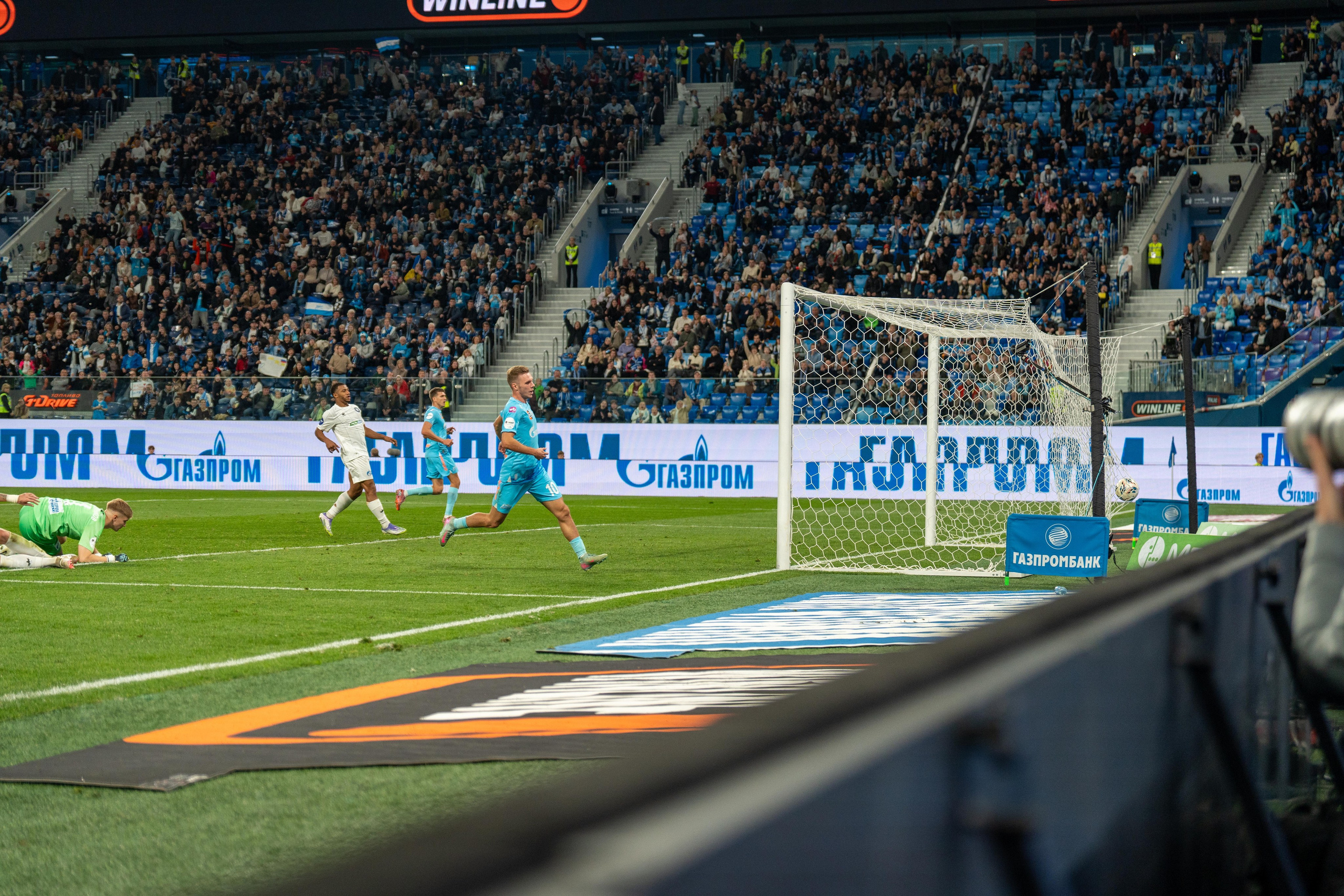 Спортивный фотограф Санкт-Петербург запечатлел момент гола Зенита на Газпром Арене