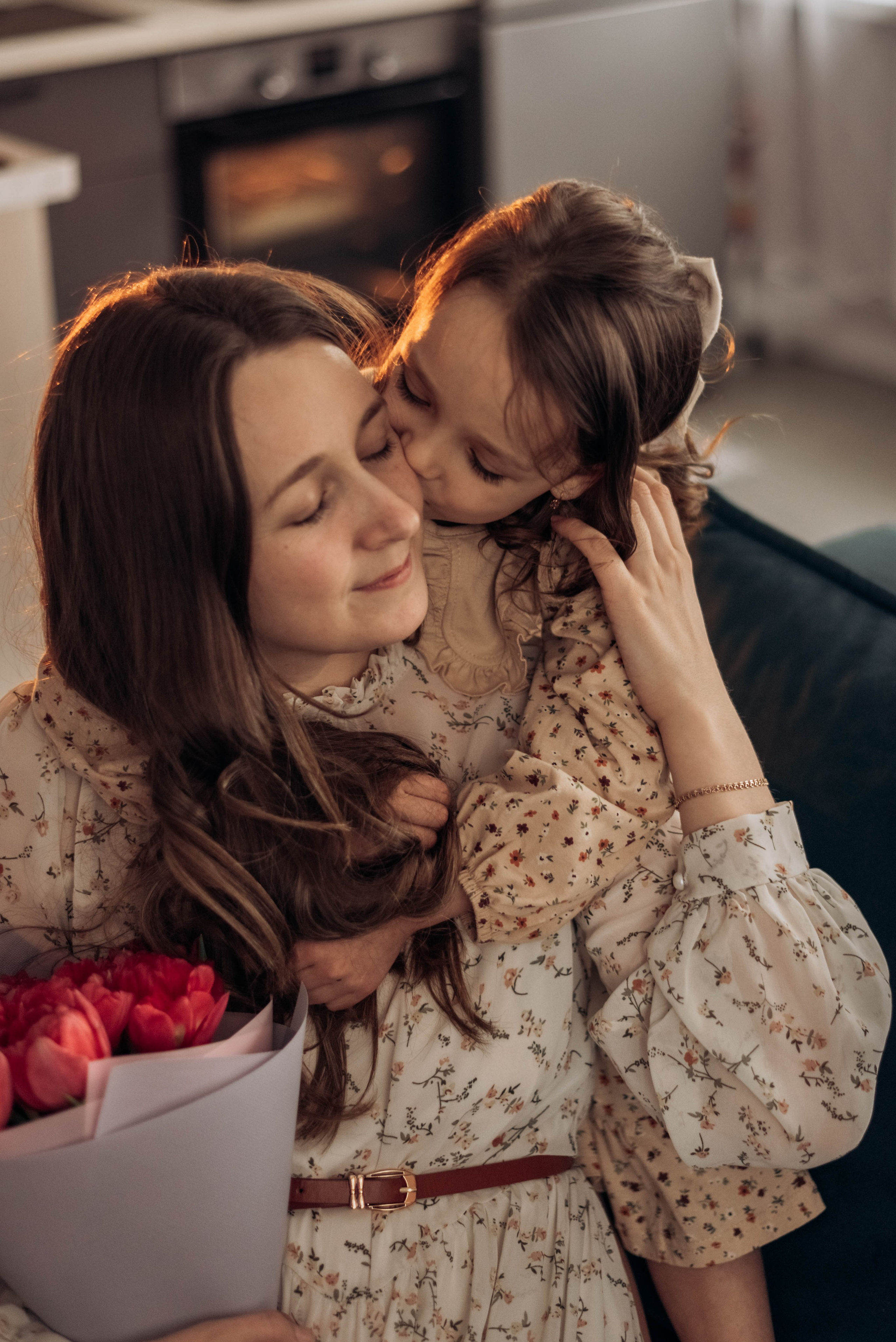 Домашняя фотосессия для мамы и дочек, с цветами, весной, к 8 марта. Семейный фотограф в Железнодорожном Масаева Елена