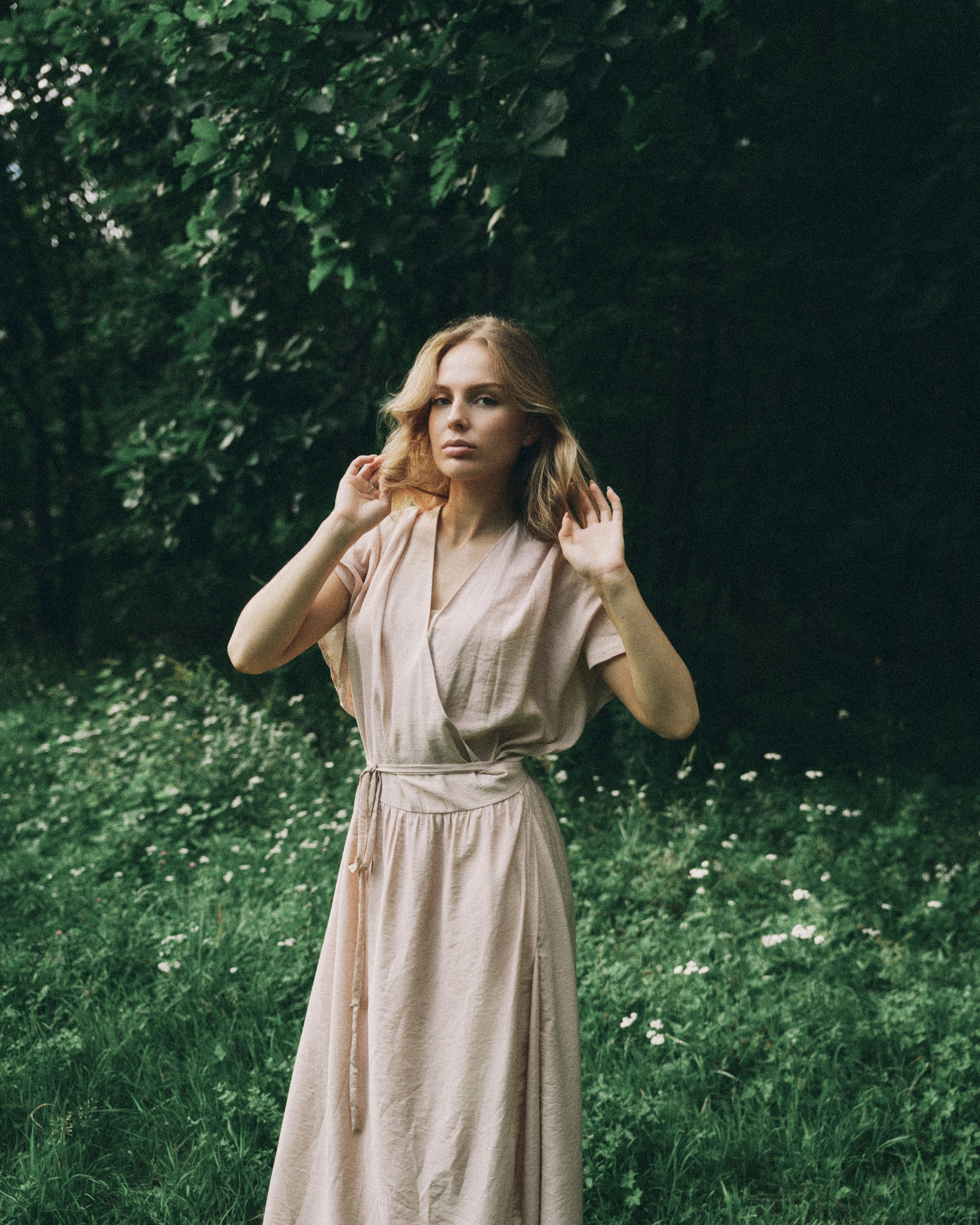 минималистичная женская съемка на природе