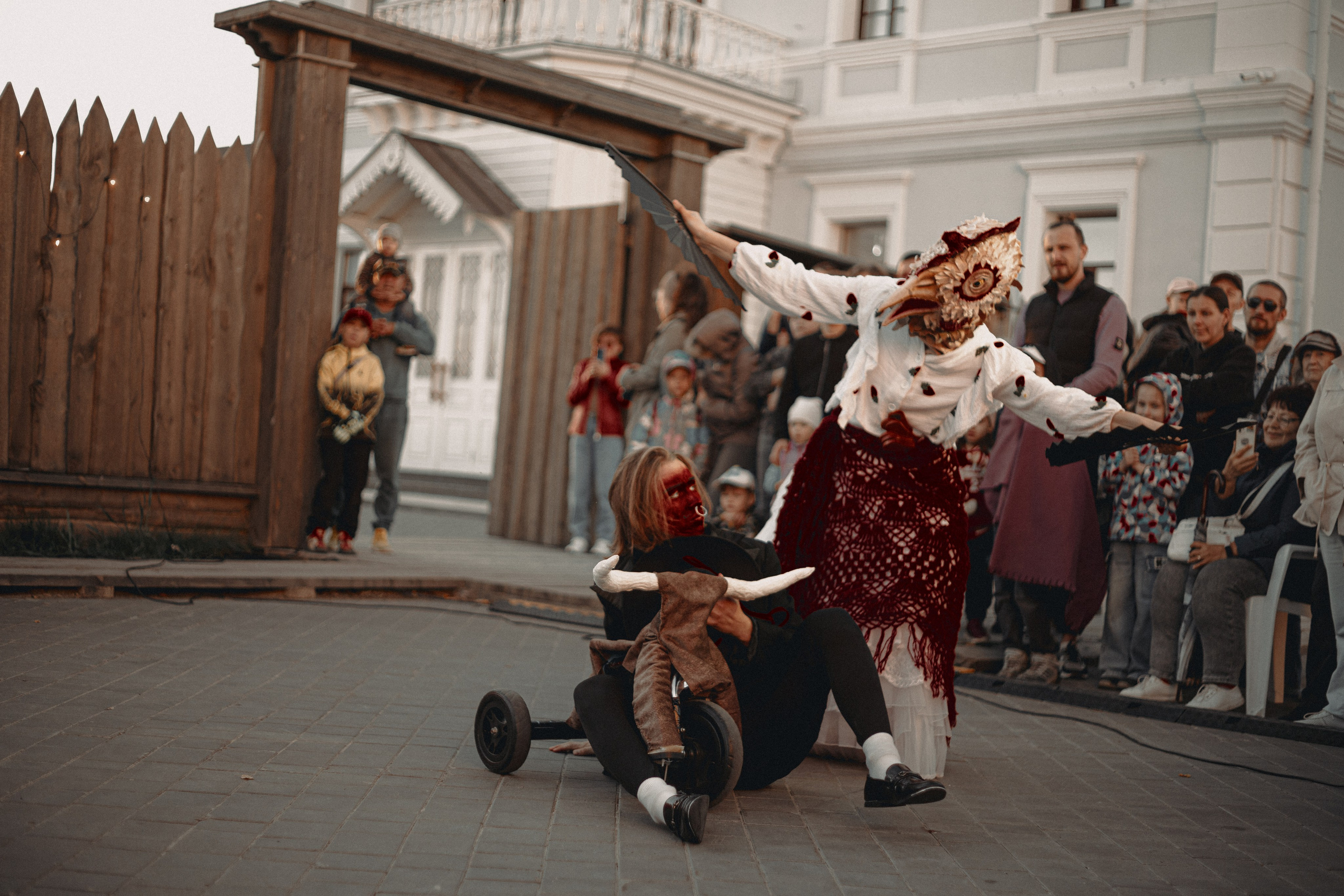 Спектакль «Куриное кабаре» от Свободного молодежного театра | Тобольск. Арт-фотограф Крис Л. в Тобольске: портрет, семейные, свадьбы