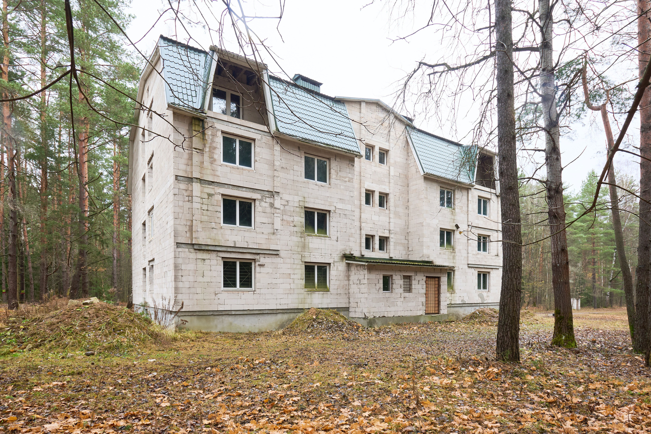 Территория с 4-этажным домом. Автомобильный и интерьерный фотограф в Минске Александр Тагаев