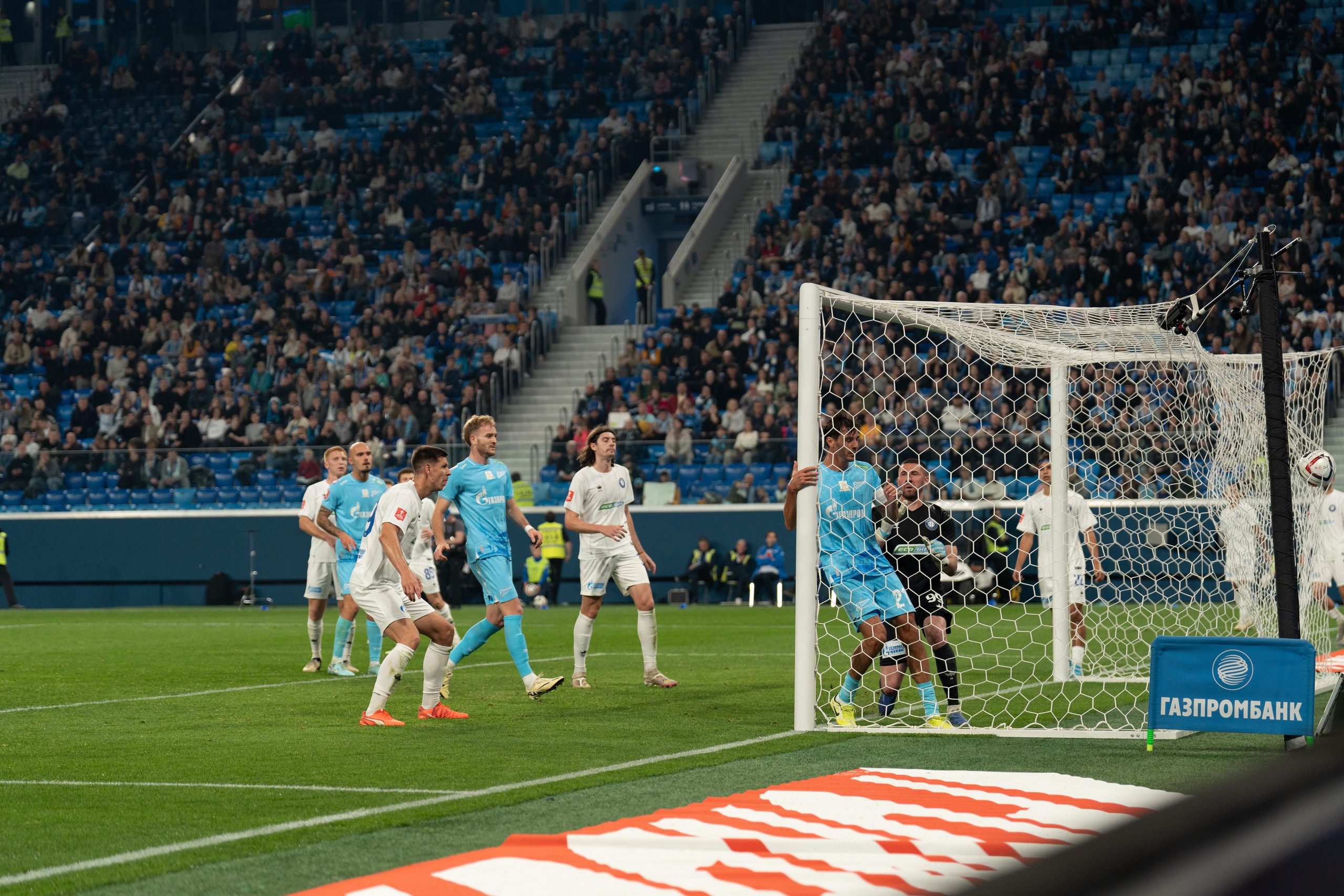 Защитник Зенита отражает удар Оренбурга репортажный фотограф спорт съемка