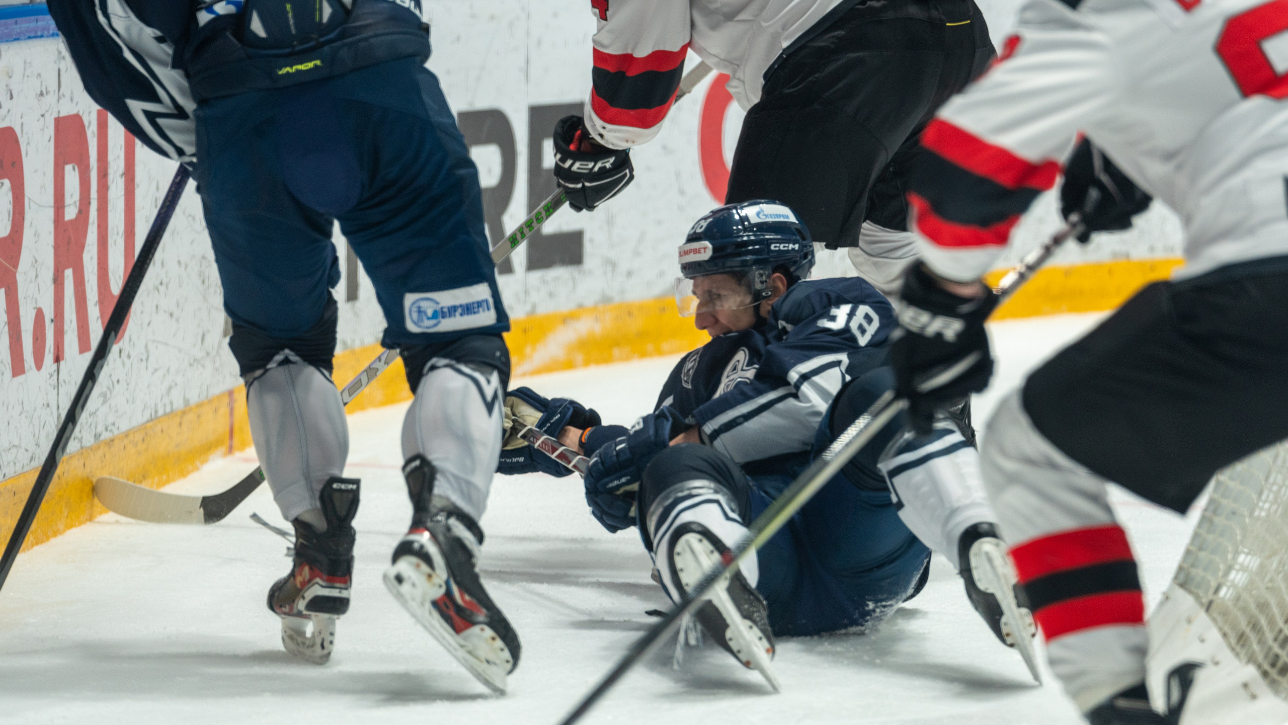 Жёсткая борьба у борта в матче «Динамо» — «Молот» в Санкт-Петербурге. Репортажная спортивная фотосъёмка, эмоции и контакт.