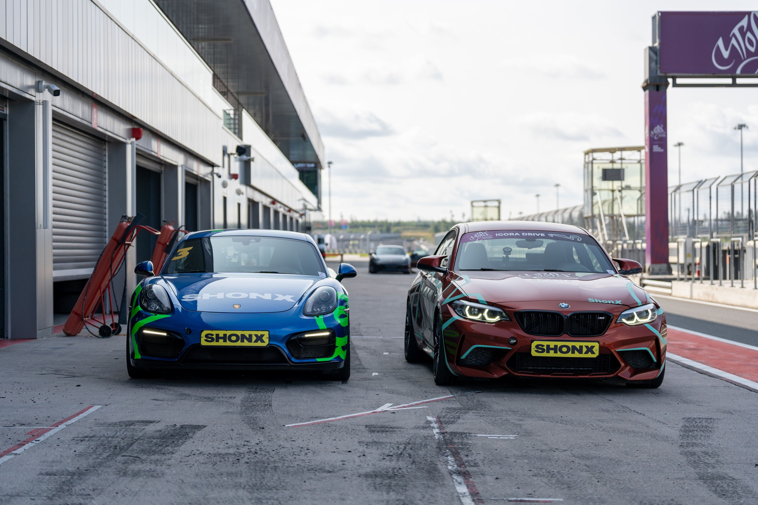 Две гоночные машины на пит-лейне Igora Drive, спортивный фотограф Санкт-Петербург