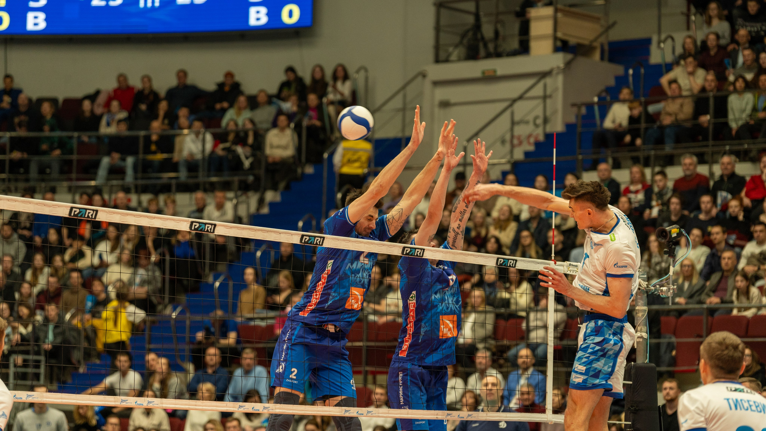 Мощный удар «Зенита» сквозь блок «Динамо» — репортажная спортивная фотосъёмка волейбольного матча в Санкт-Петербурге (СПб).