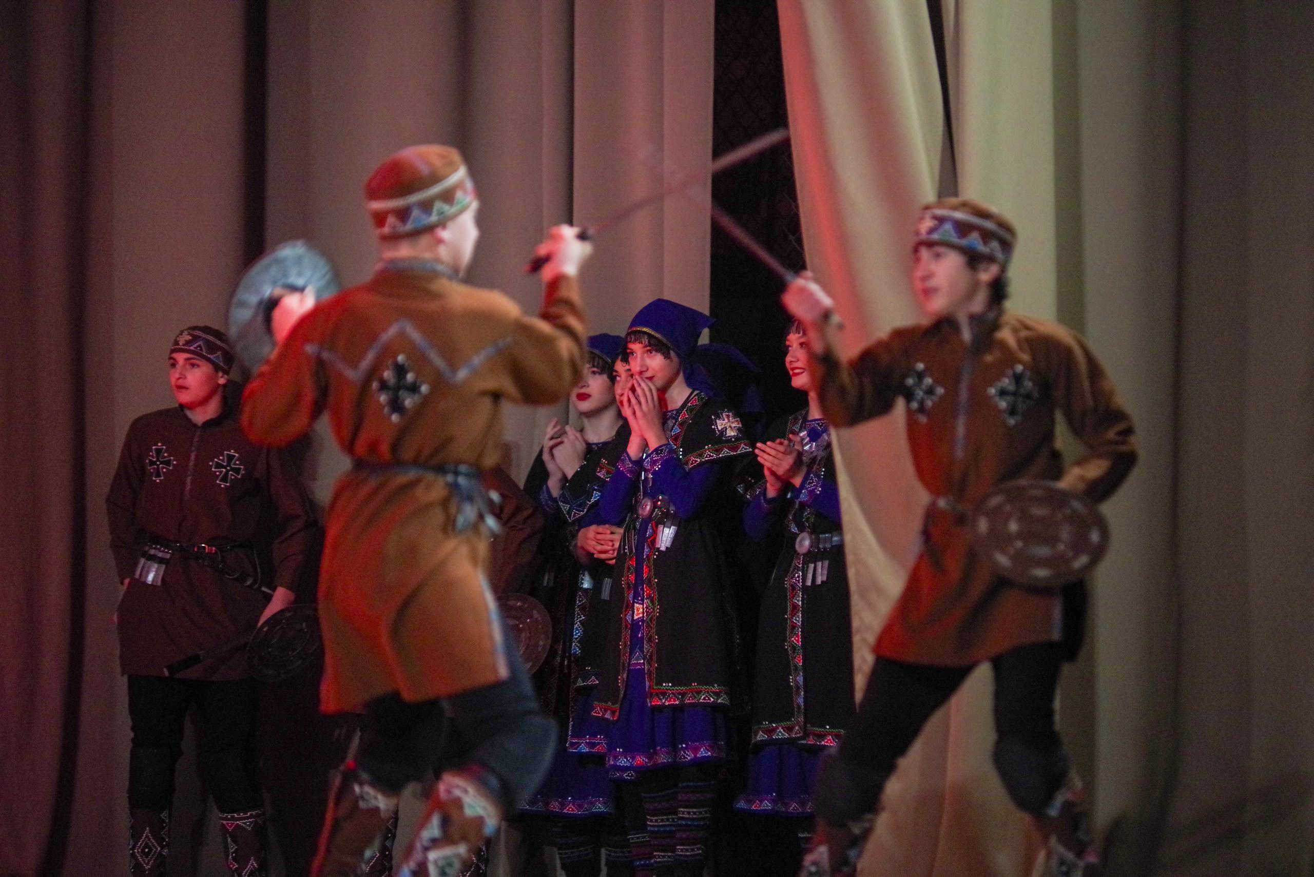 Грузинский танец. Портретный фотограф Денис Милютин