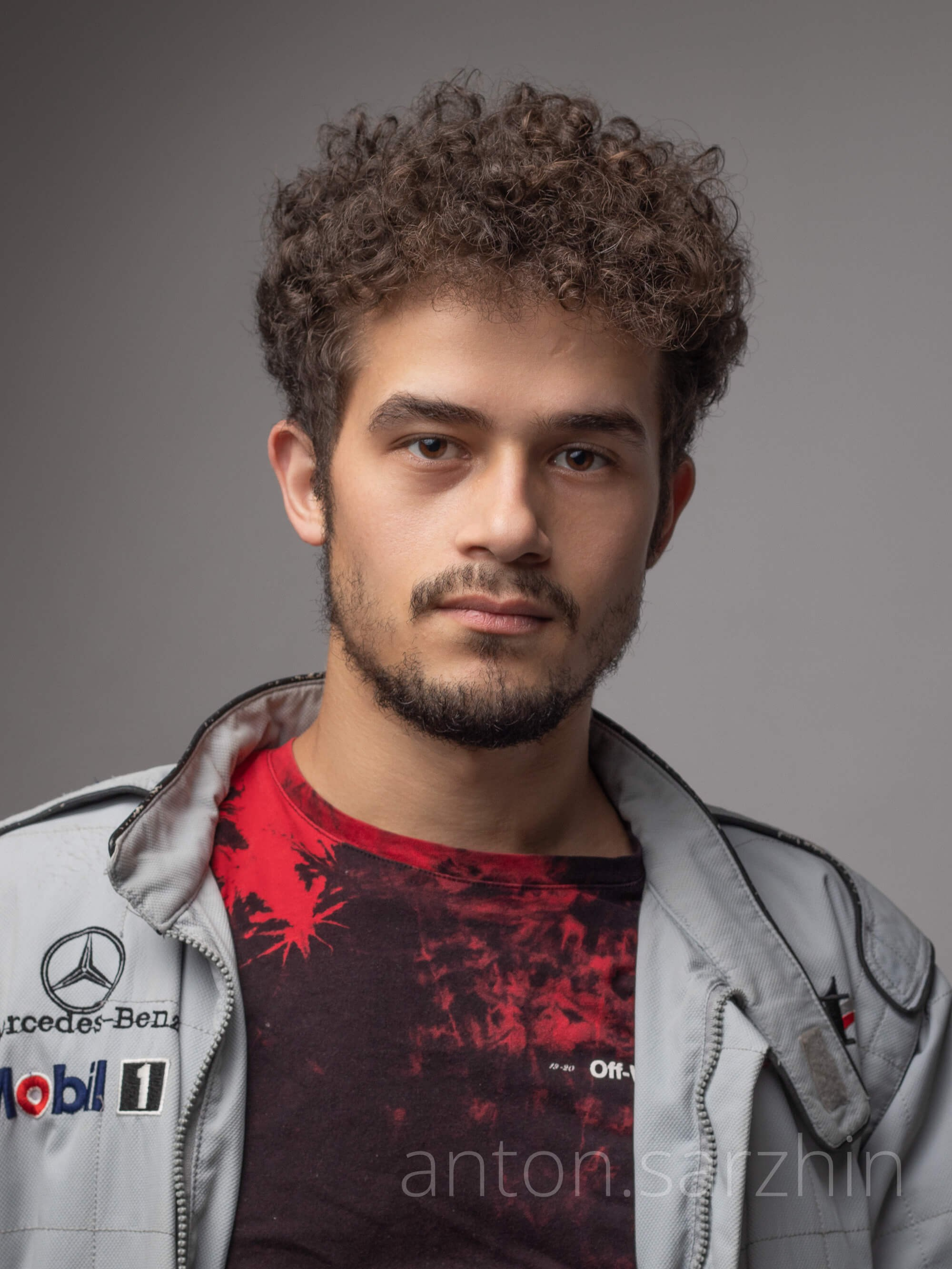 Портрет студийный молодой кучерявый парень