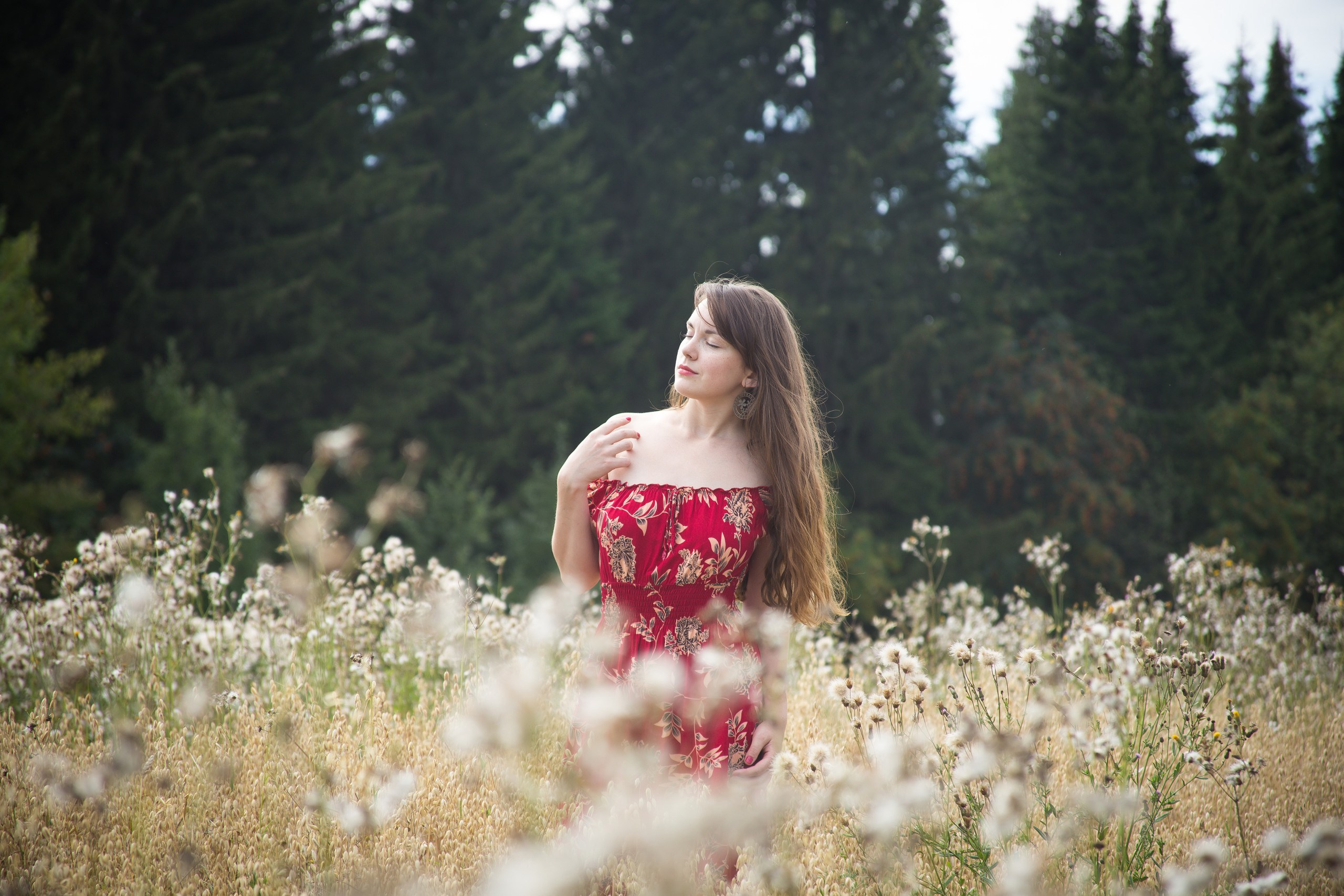 Даша в поле. Фотограф Пермь. Фотосессия в фотостудии Перми и на свежем воздухе