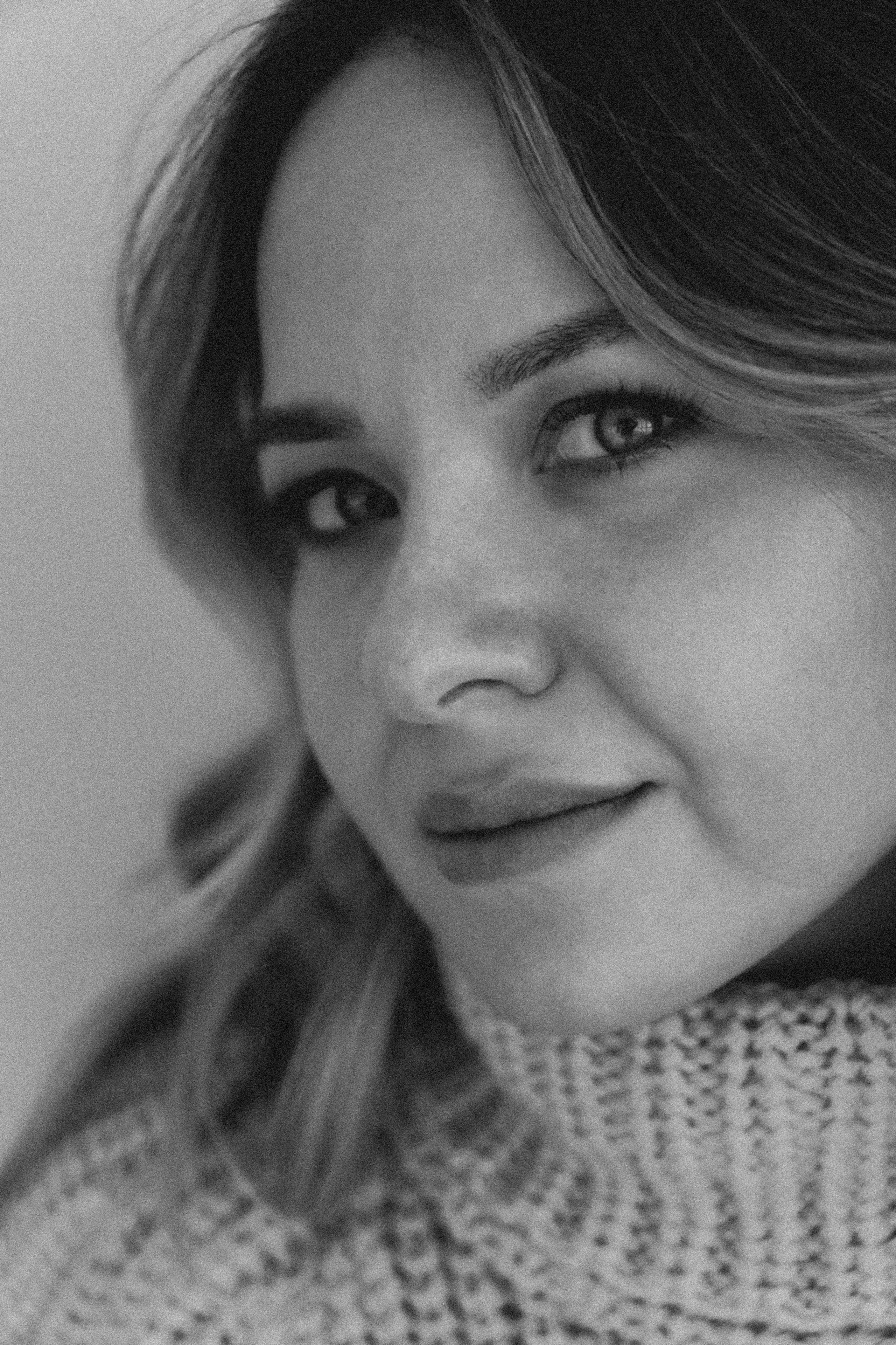 Женский портрет в студии — естественный и искусственный свет. Фотограф в Хабаровске Дмитрий Лемешков