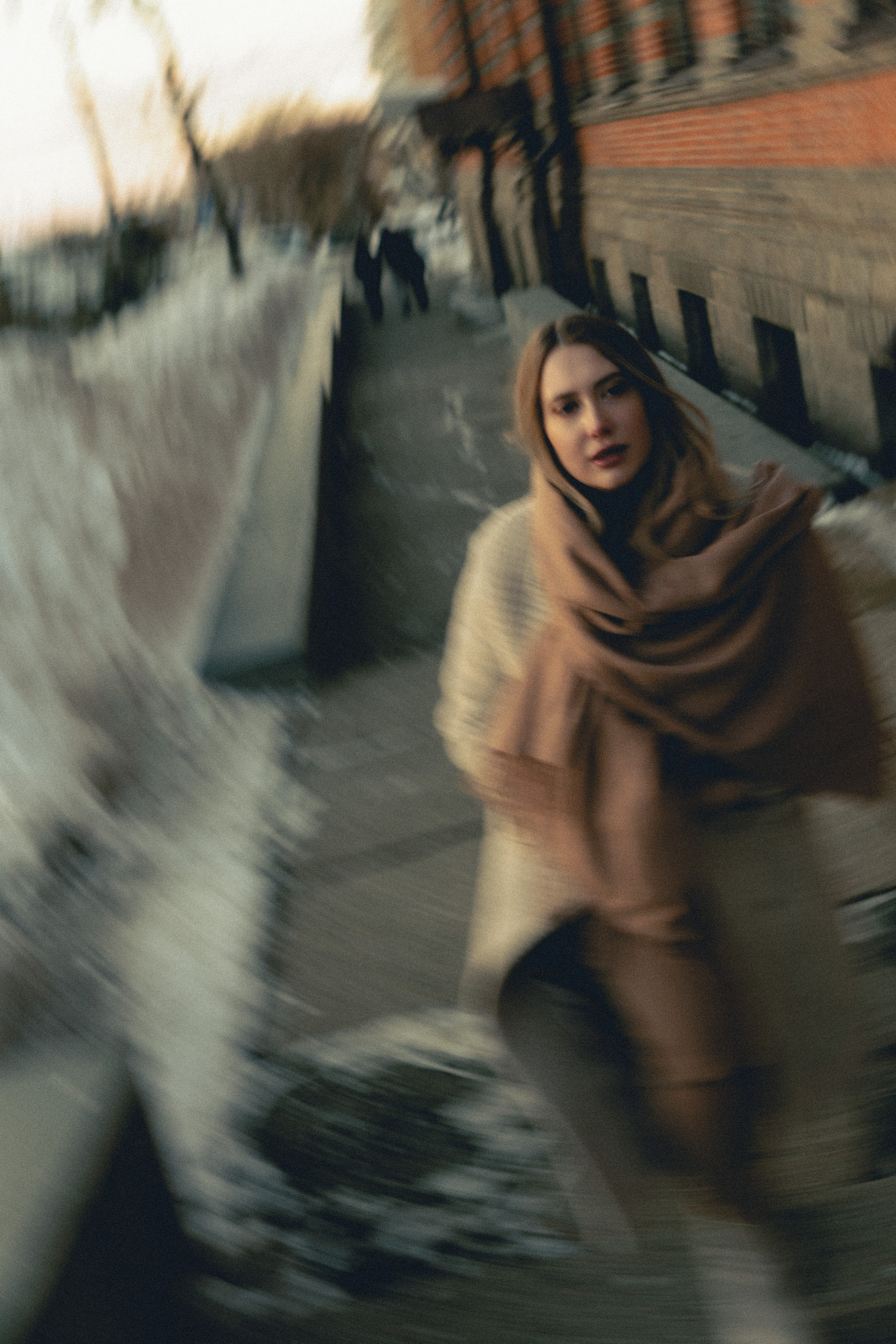 зимний женский портрет в городе в динамике