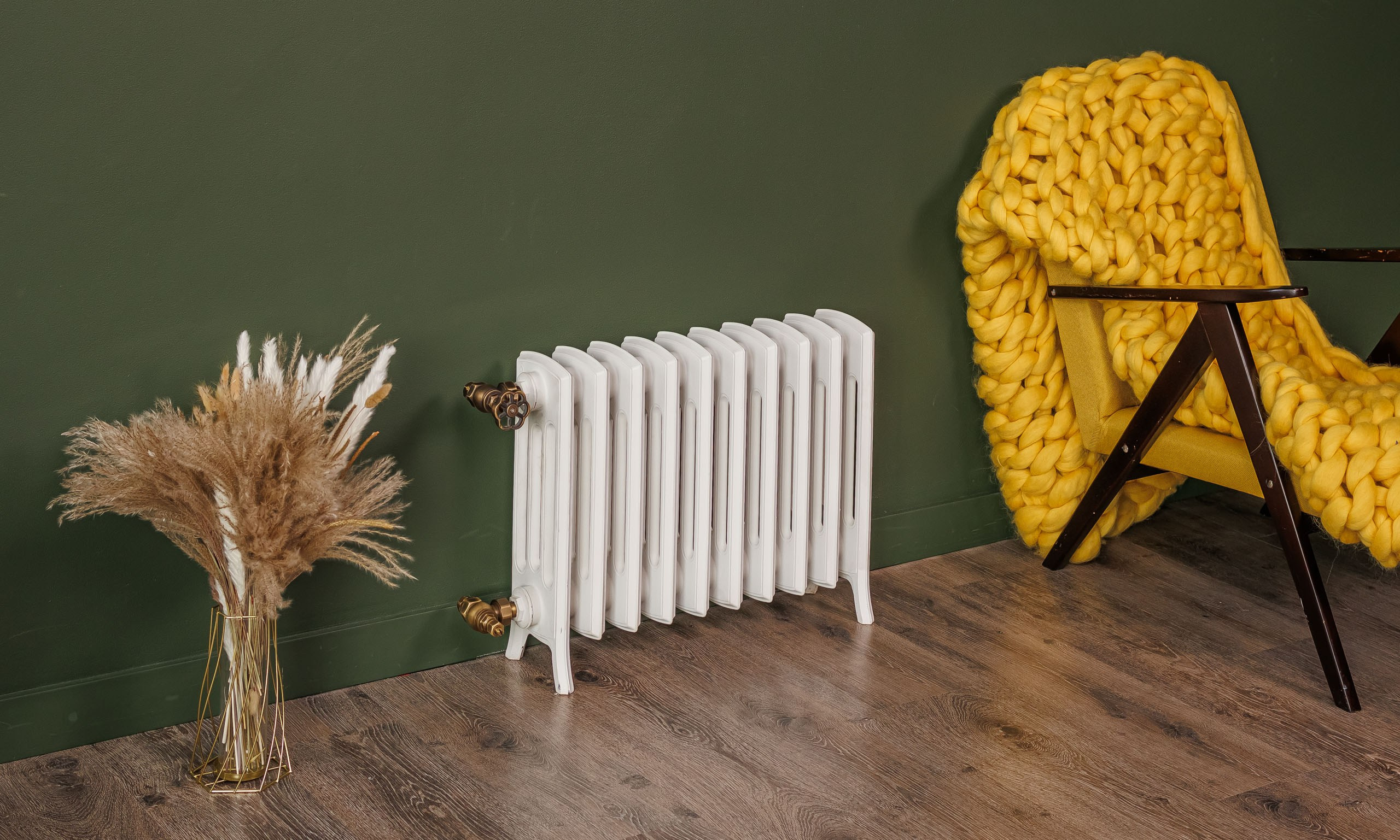 Предметные фотографии дизайнерских радиаторов отопления в стиле ретро