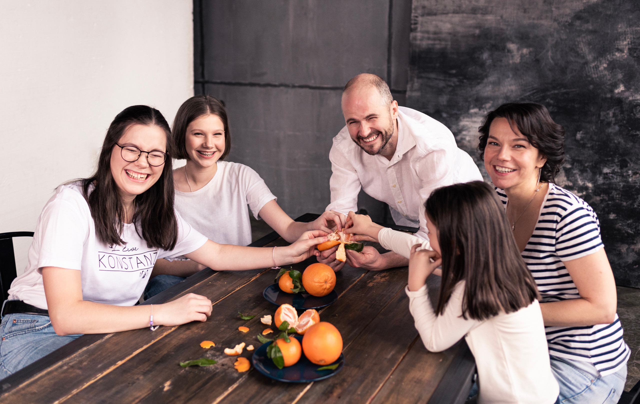 Студийная съемка большой семьи. Семейный фотограф в Москве Анна Коропова