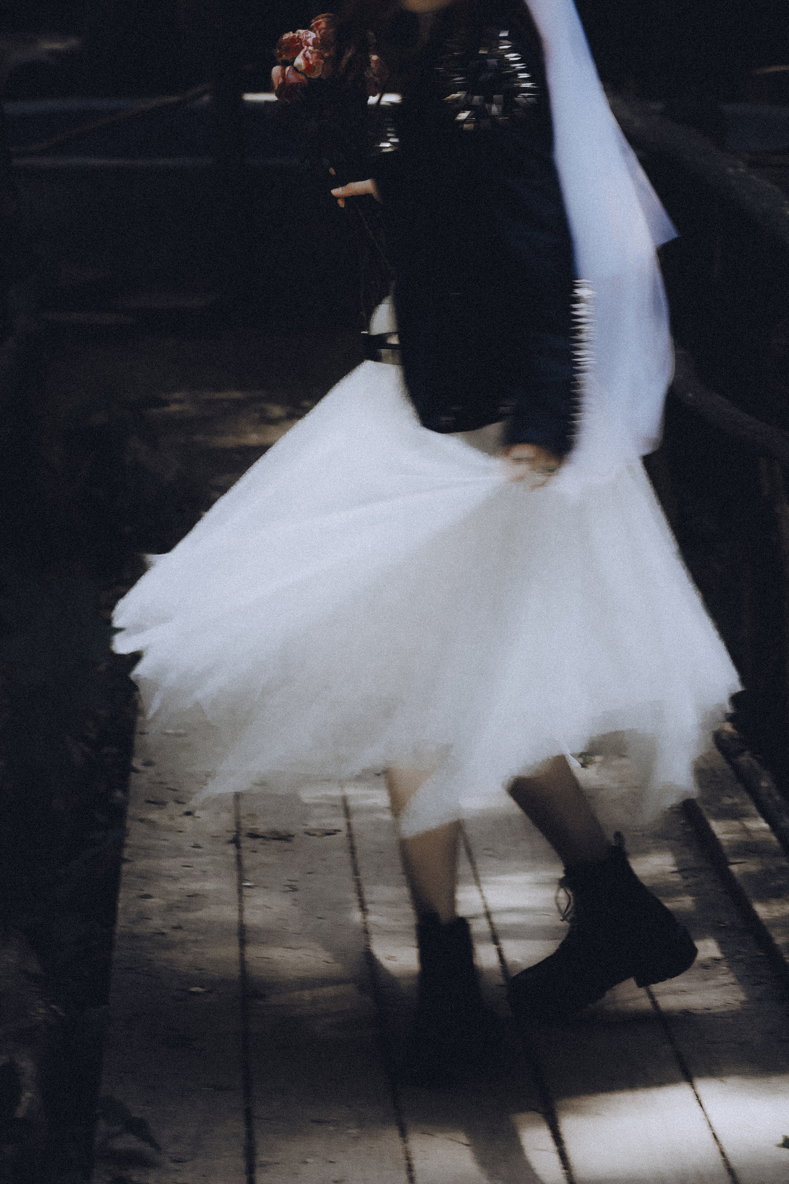 Александра Овечкина, Пенза: динамичный кадр — невеста в косухе и пышной юбке бежит по деревянному мосту.