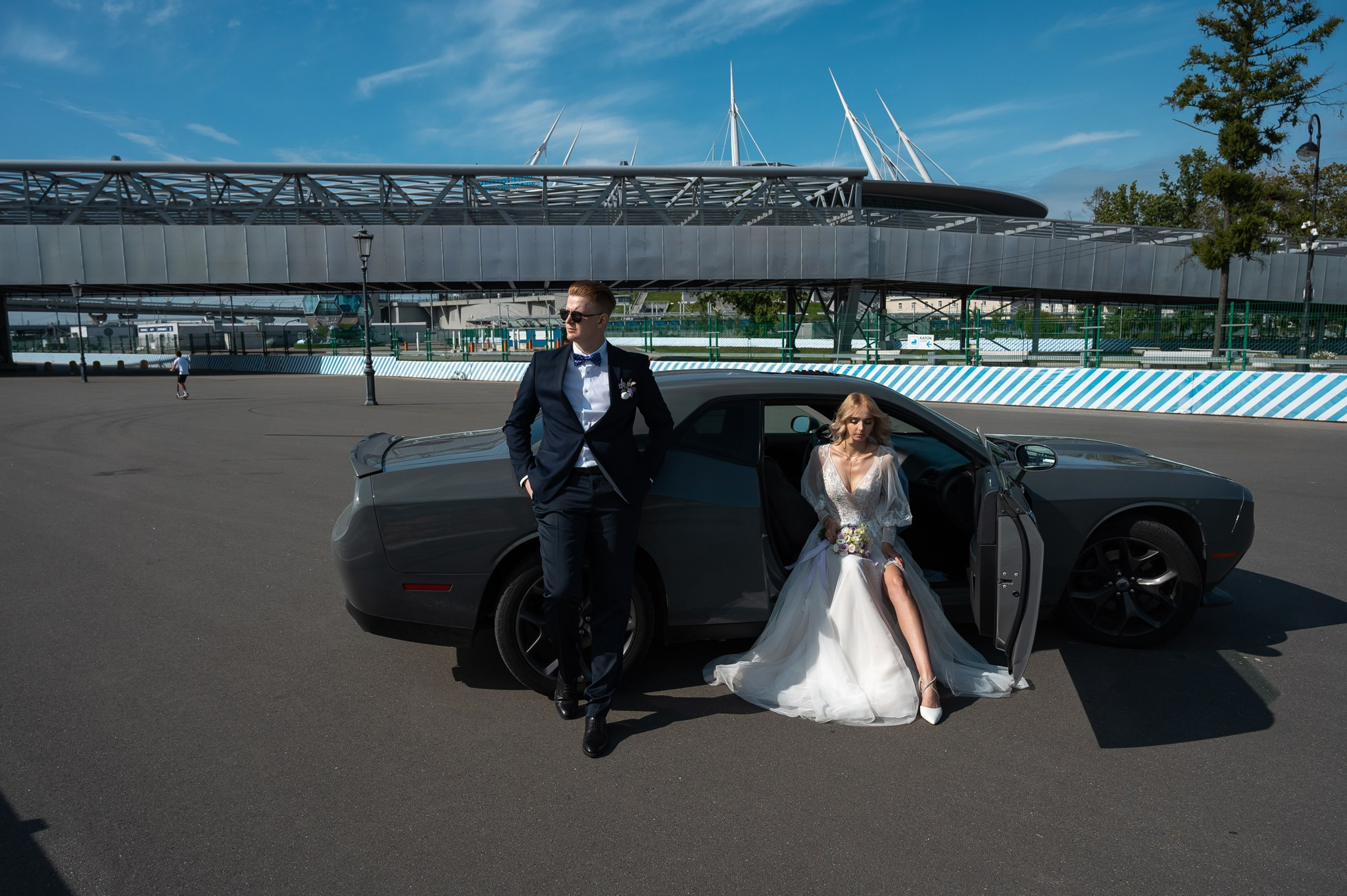 Фотосессия молодоженов с мощной машиной Додж