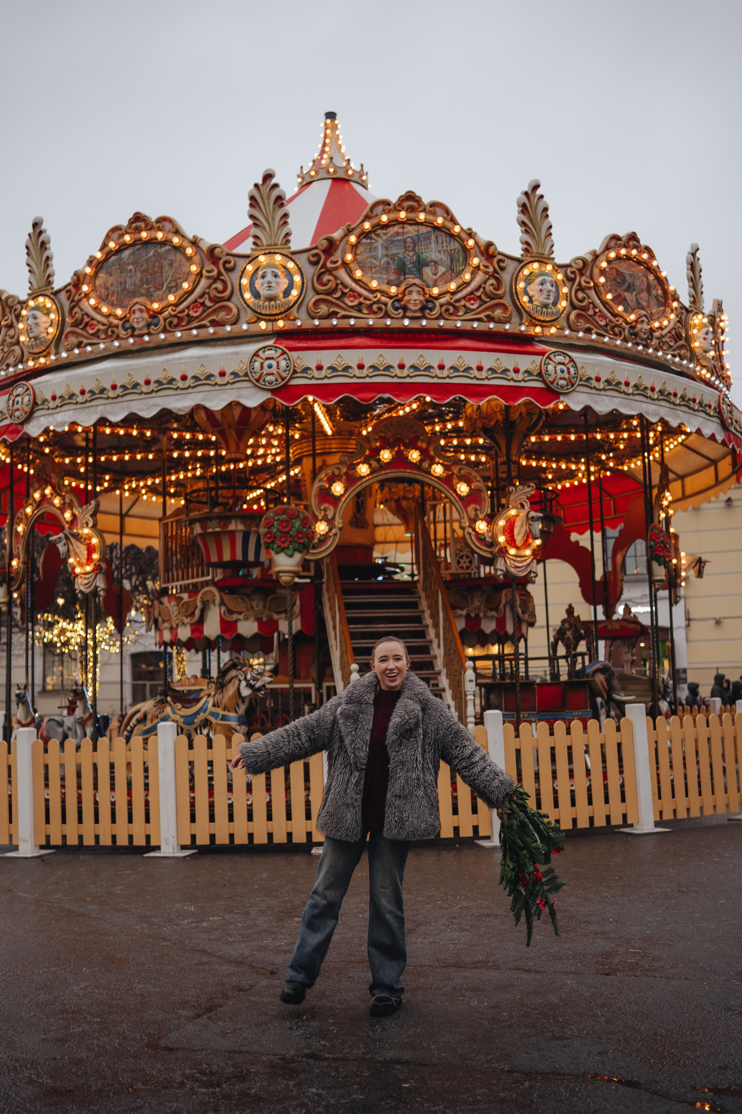 ПРОГУЛКА НА МАНЕЖНОЙ ПЛОЩАДИ ДЛЯ ДЕВУШКИ ПЕРЕД НОВЫМ ГОДОМ (НОВОГОДНЯЯ ФОТОСЕССИИЯ НА МАНЕЖНОЙ ПЛОЩАДИ). Профессиональный фотограф, Санкт-Петербург — Виктория Богомолова