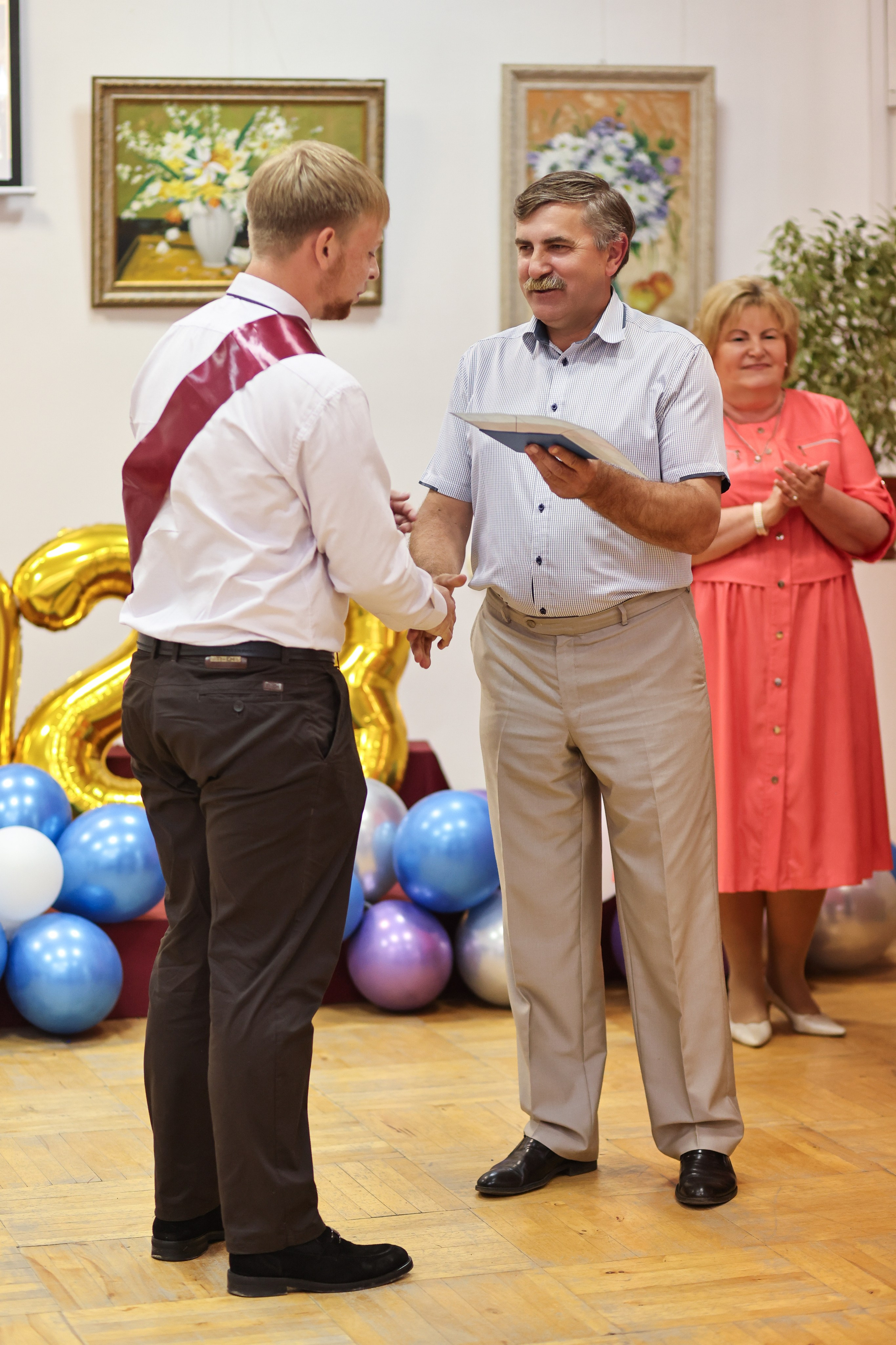 Вручение аттестатов. Школа № 7, выпускники 11 класса 2023 г. Студия выпускных альбомов Остров