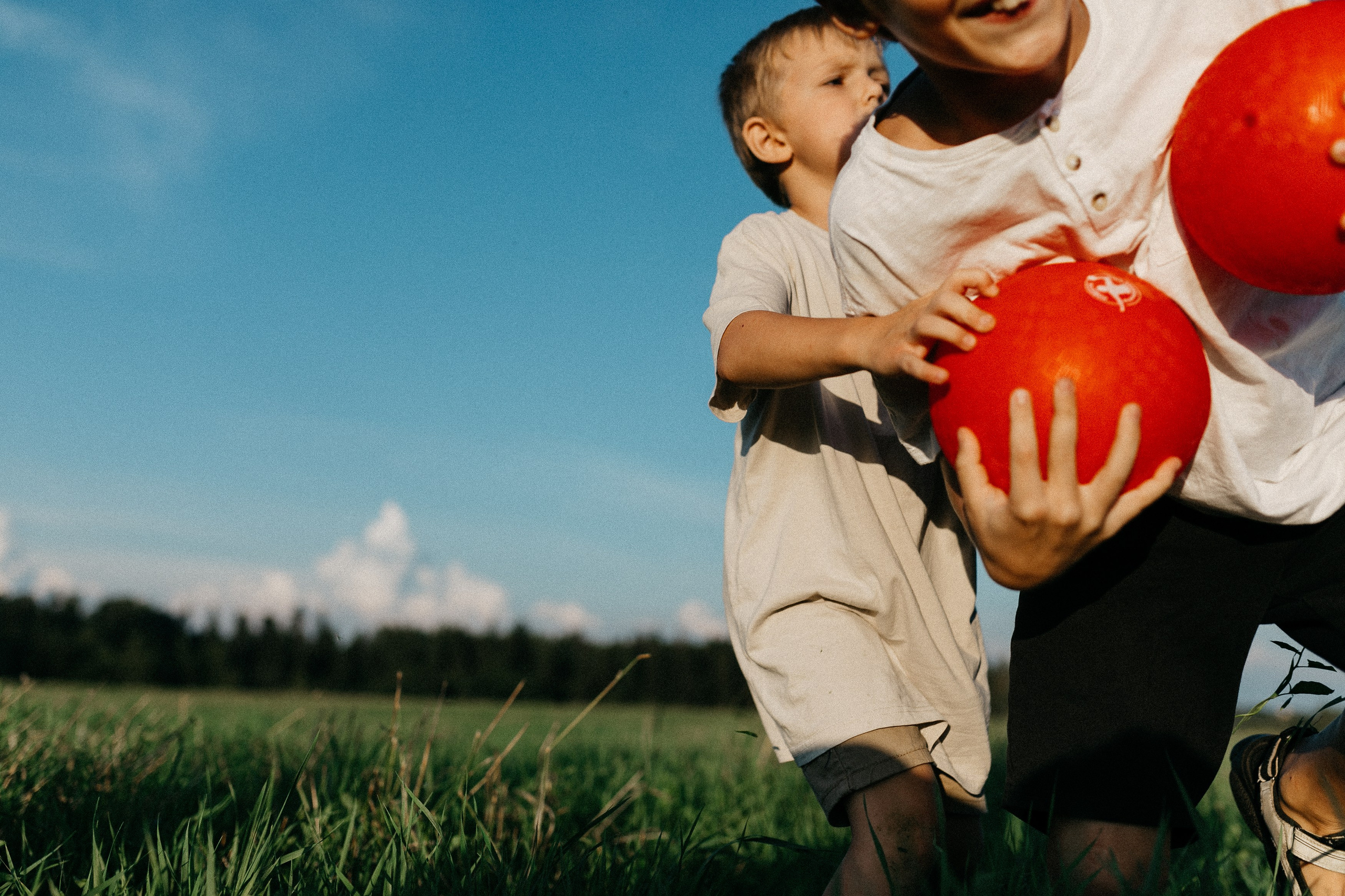 Фотосессия с красными мячами. Семейный фотограф Маша Тимофеева | Москва