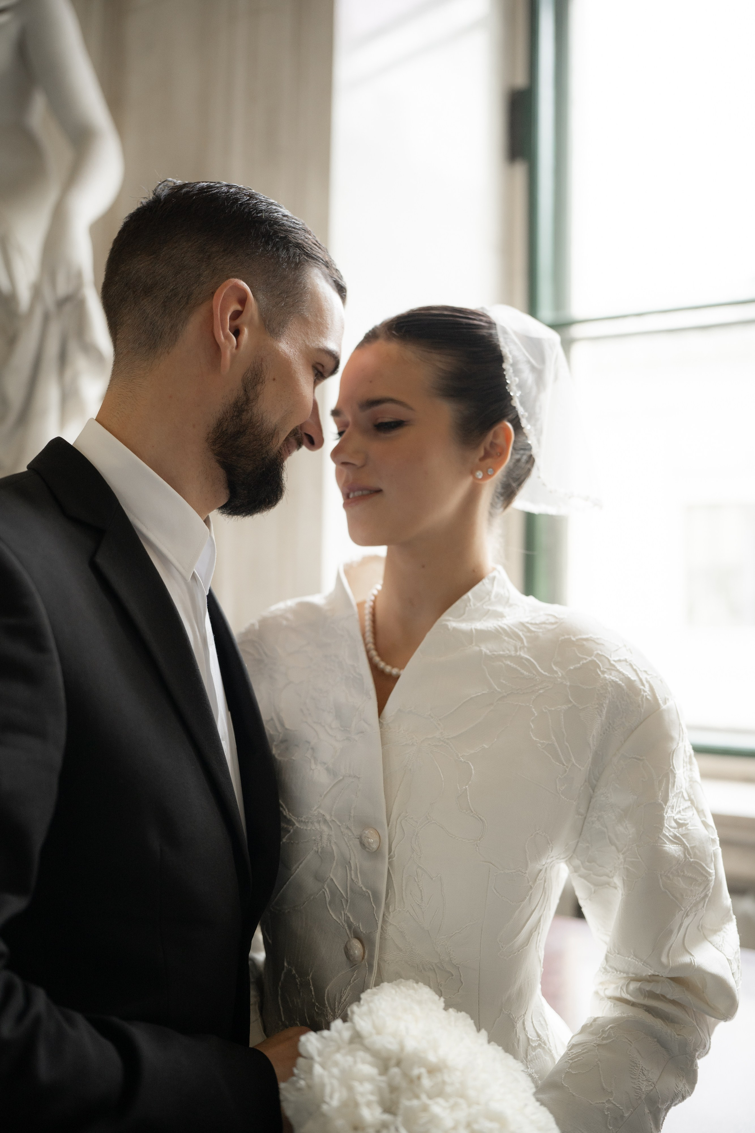 Свадебная фотосессия в Апреле в Петербурге. Свадебный фотограф Александр Невский в Санкт-Петербурге