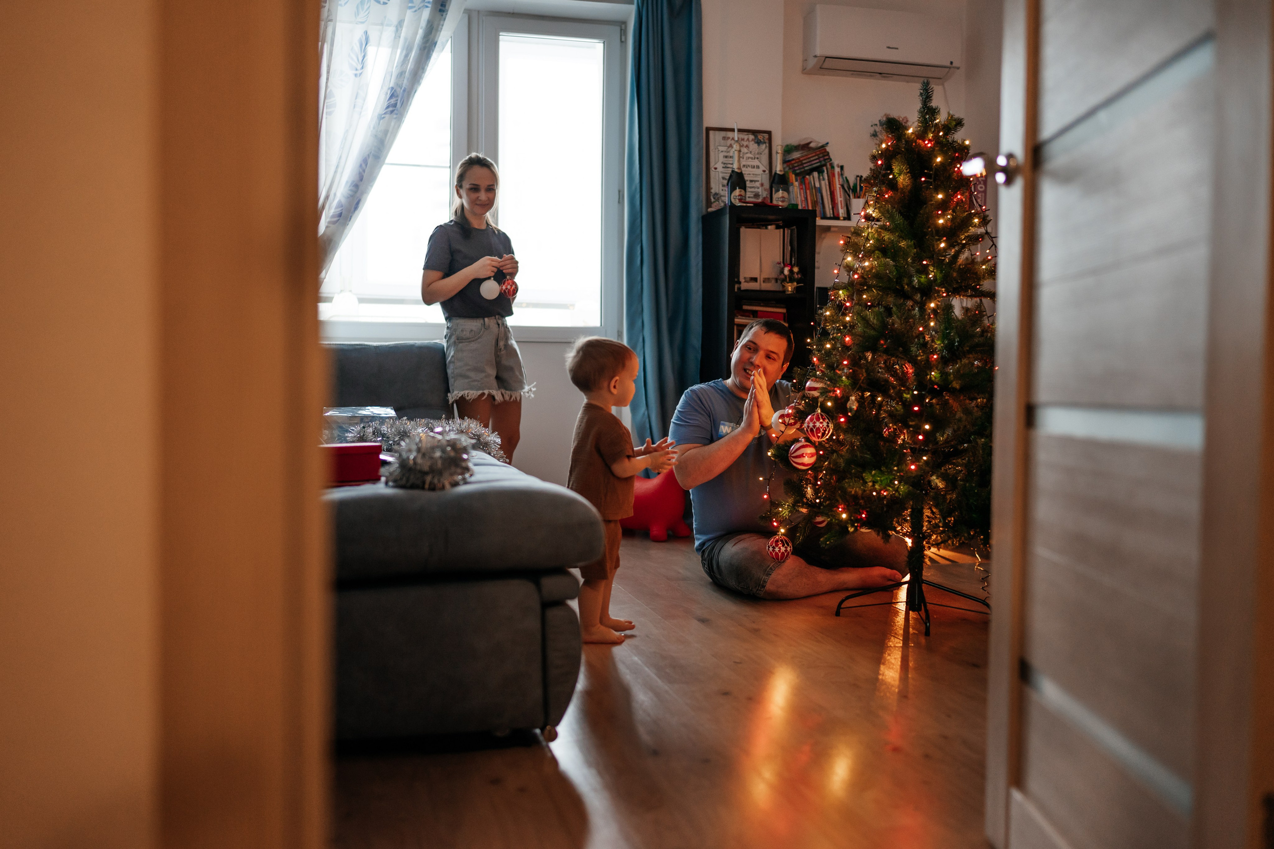 Украшаем ёлочку. Малыш Костя. Семейный фотограф в Москве Ирина Жур
