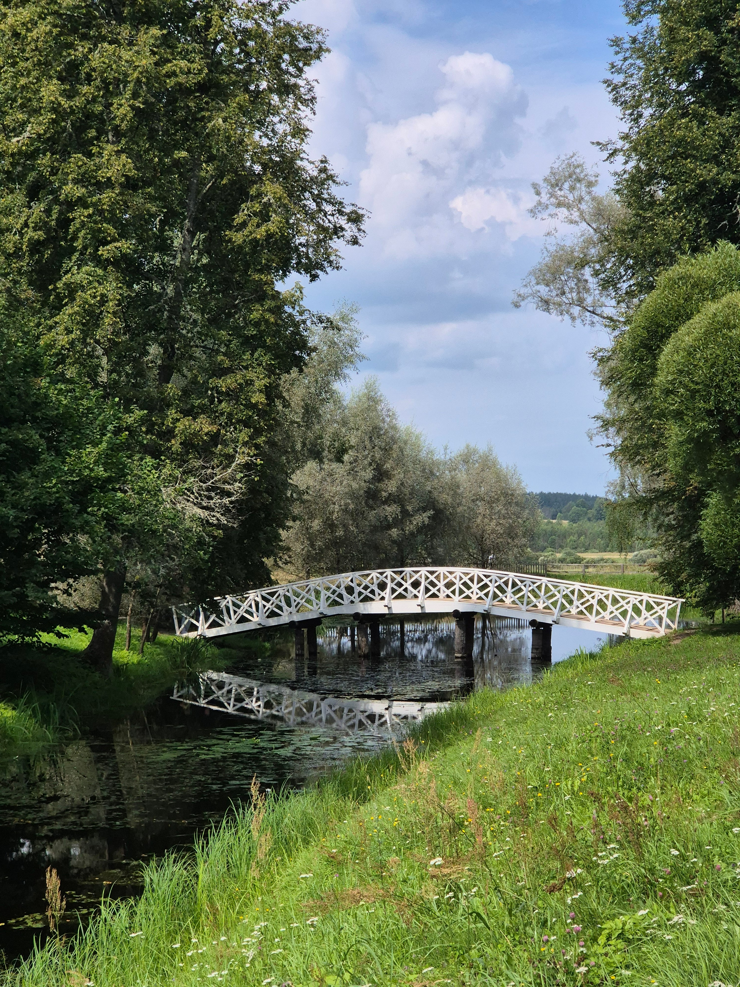 Летний день, красивая природа. Понимаю поэта, уверен, что осень в этих местах - изумительная