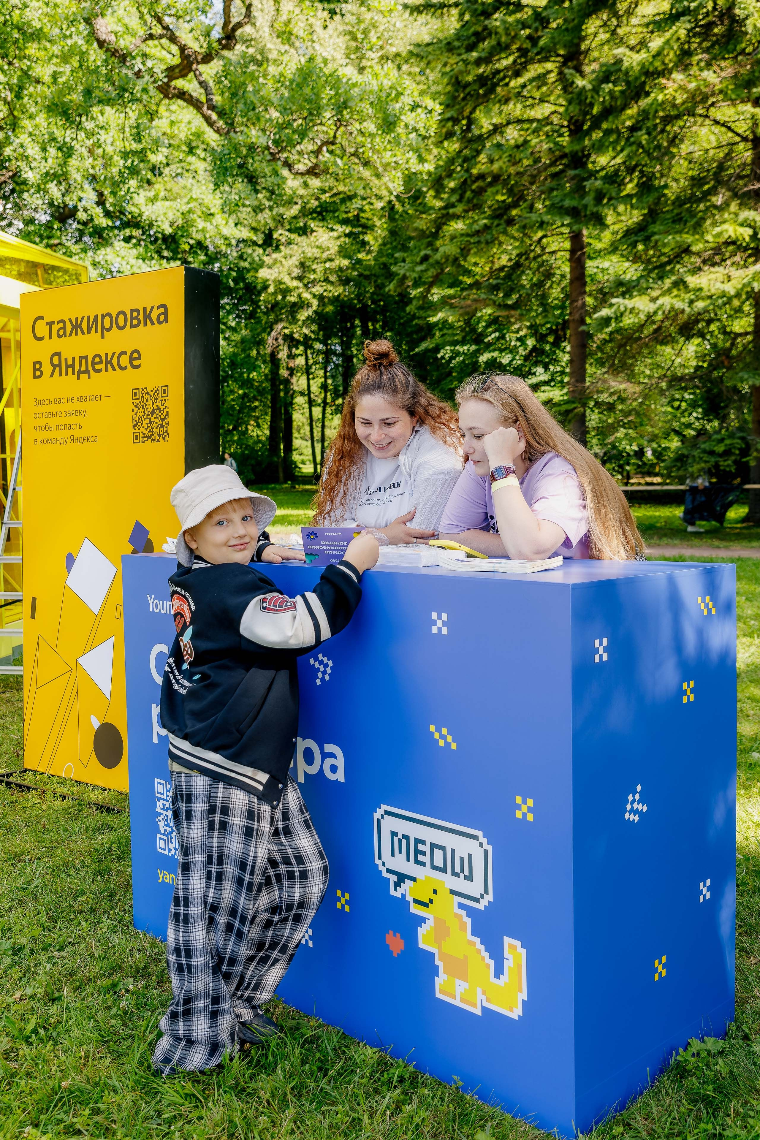 Фоторепортаж: стенд Яндекс Образования на ITMO Family Day 2024. Репортажный фотограф Москва Сергей Мирошников