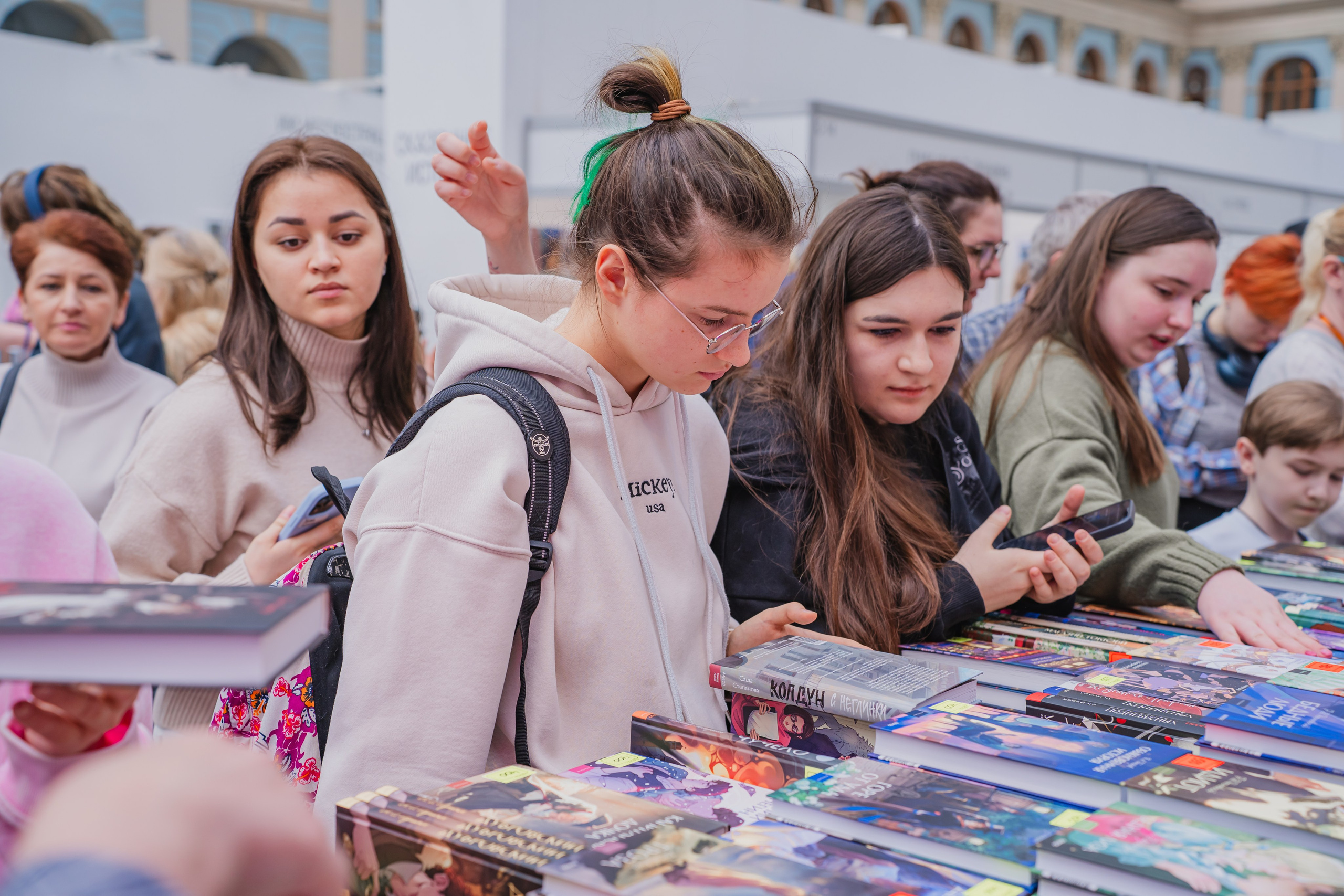 МИФ Non/fictio№ 2025 стенды. Репортажный фотограф Анастасия Рубцова