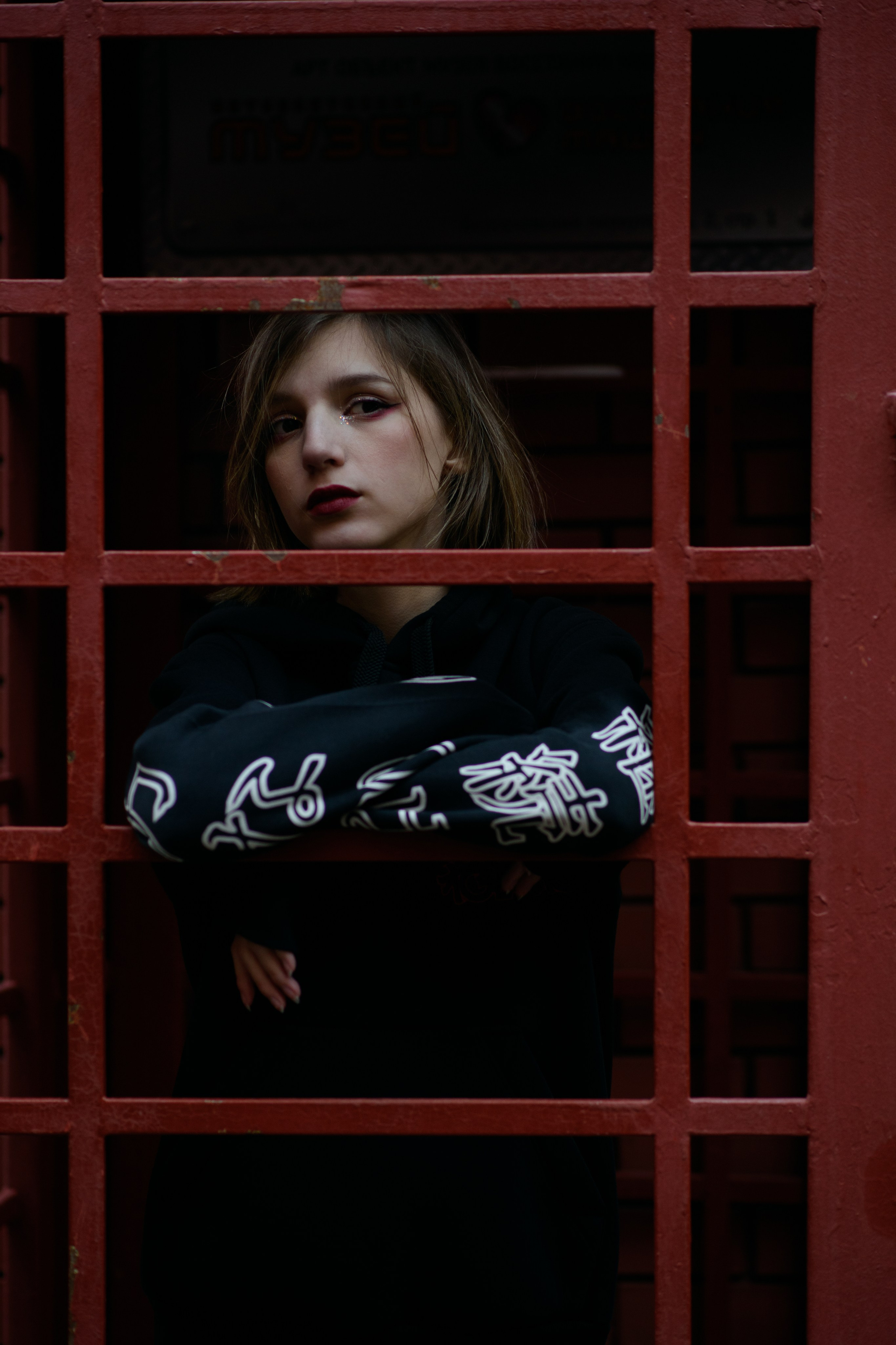 Фотосессия на 18тилетие на территории Красного октября в черной толстовке 