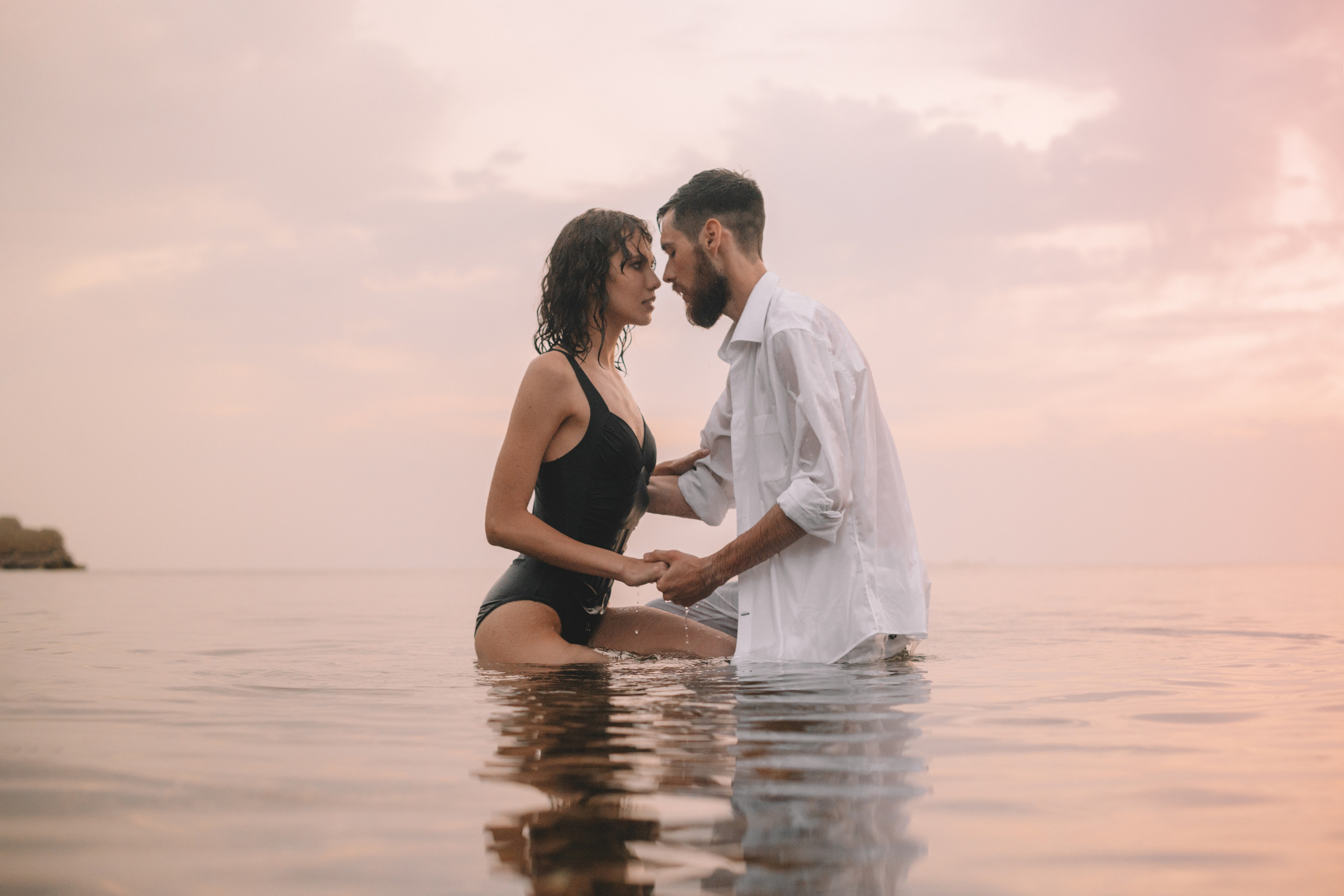 Свадебная фотосессия в Щелкино ,Бухта Космонавтов. Выездная церемония на берегу моря Крым. Свадебный и семейный фотограф и видеограф, Крым, Москва, Санкт -Петербург