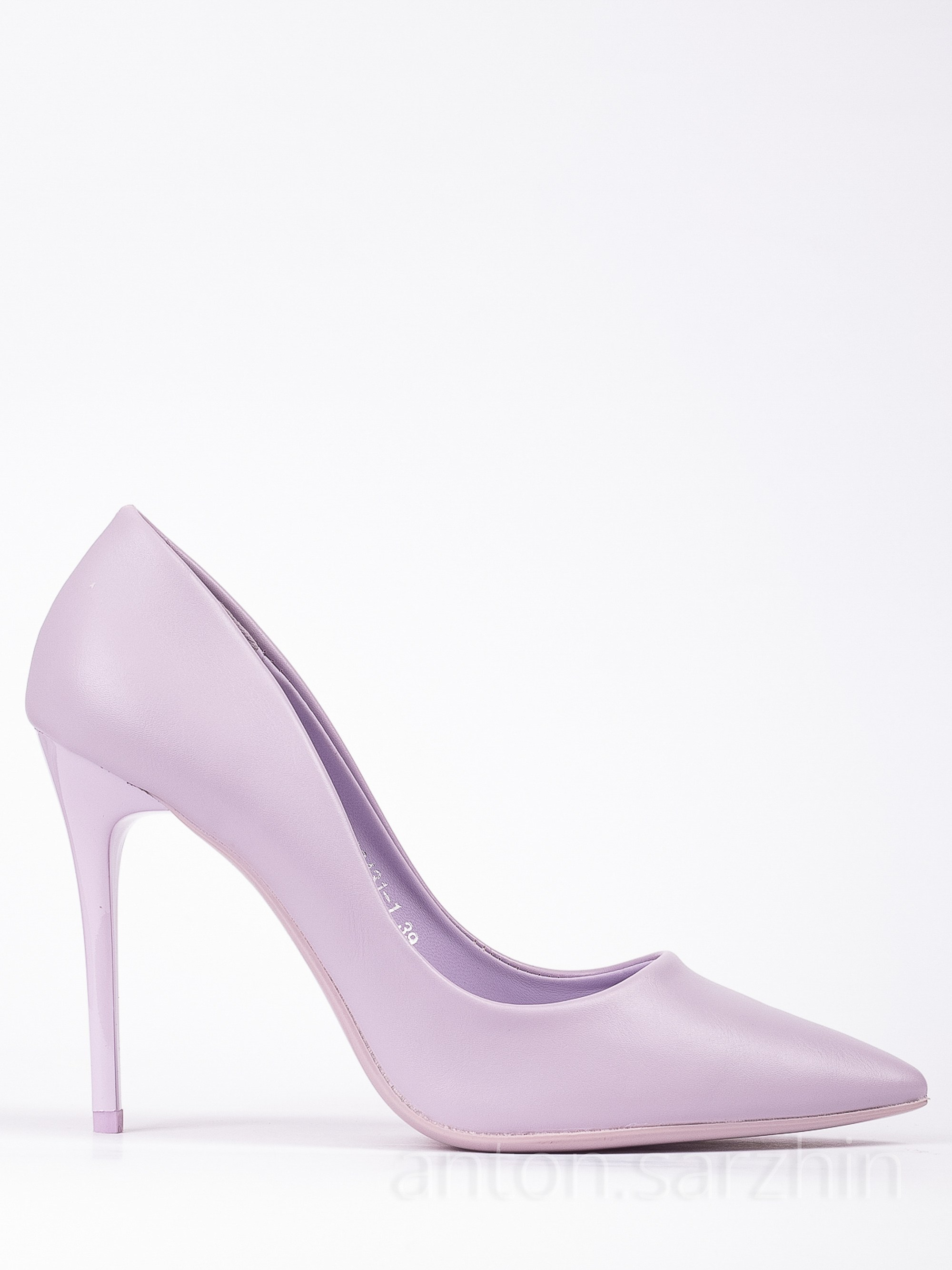 Предметная съемка женских туфлей сбоку на белом фоне