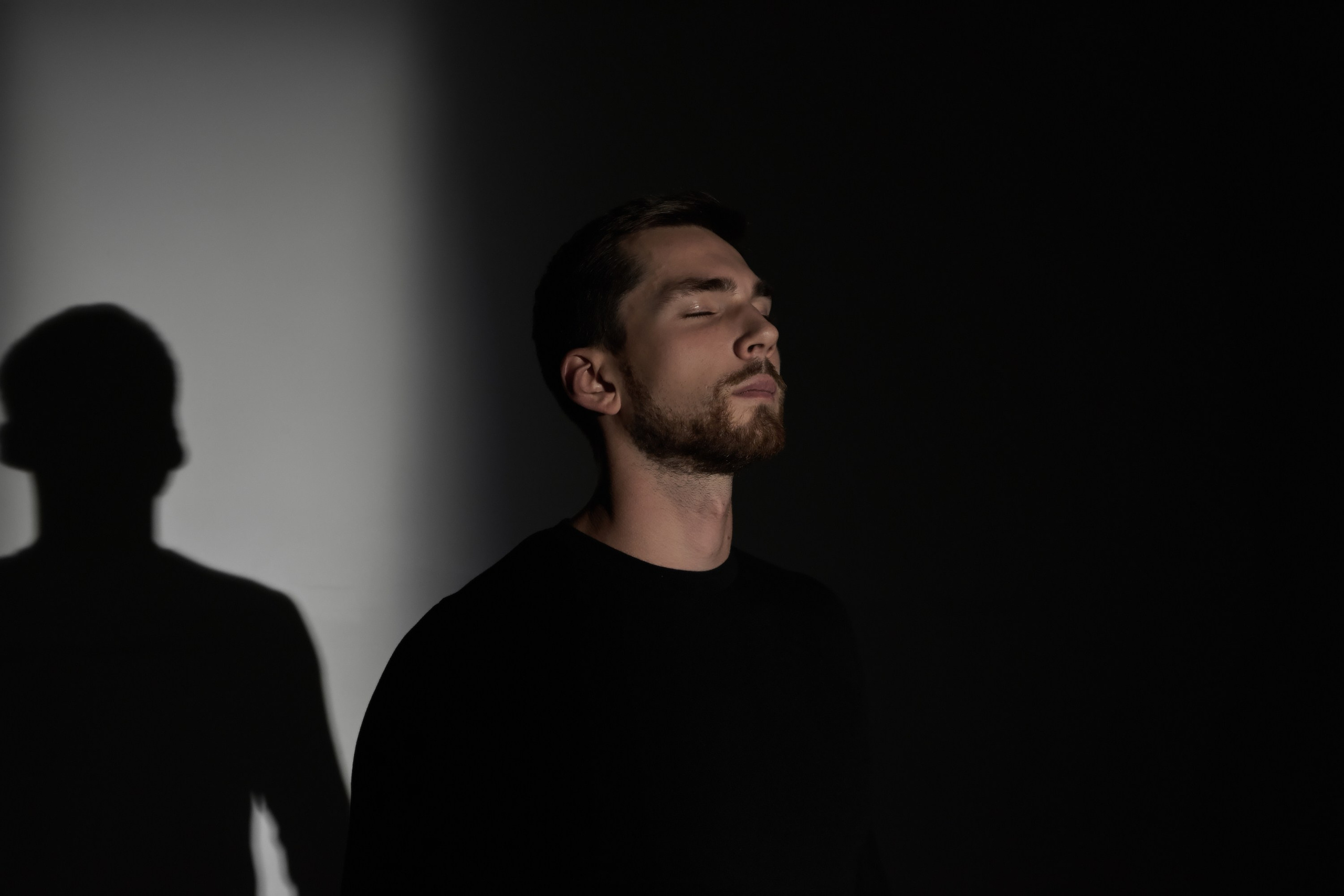 Мужская фотосессия в Воронеже с цветным светом