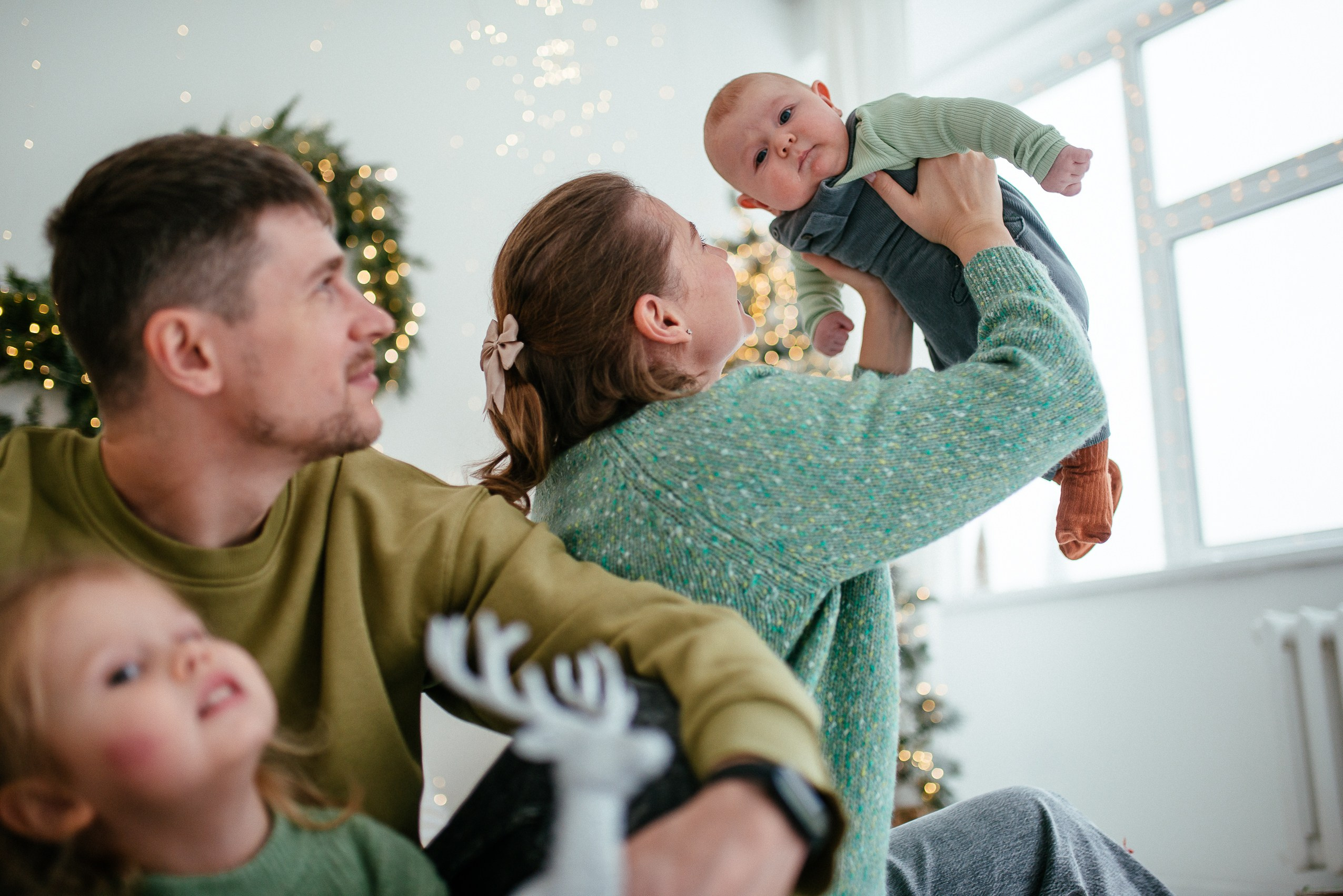 Семейная новогодняя фотосессия Новосибирск в фотостудии. Фотограф Дарья Едапина Новосибирск