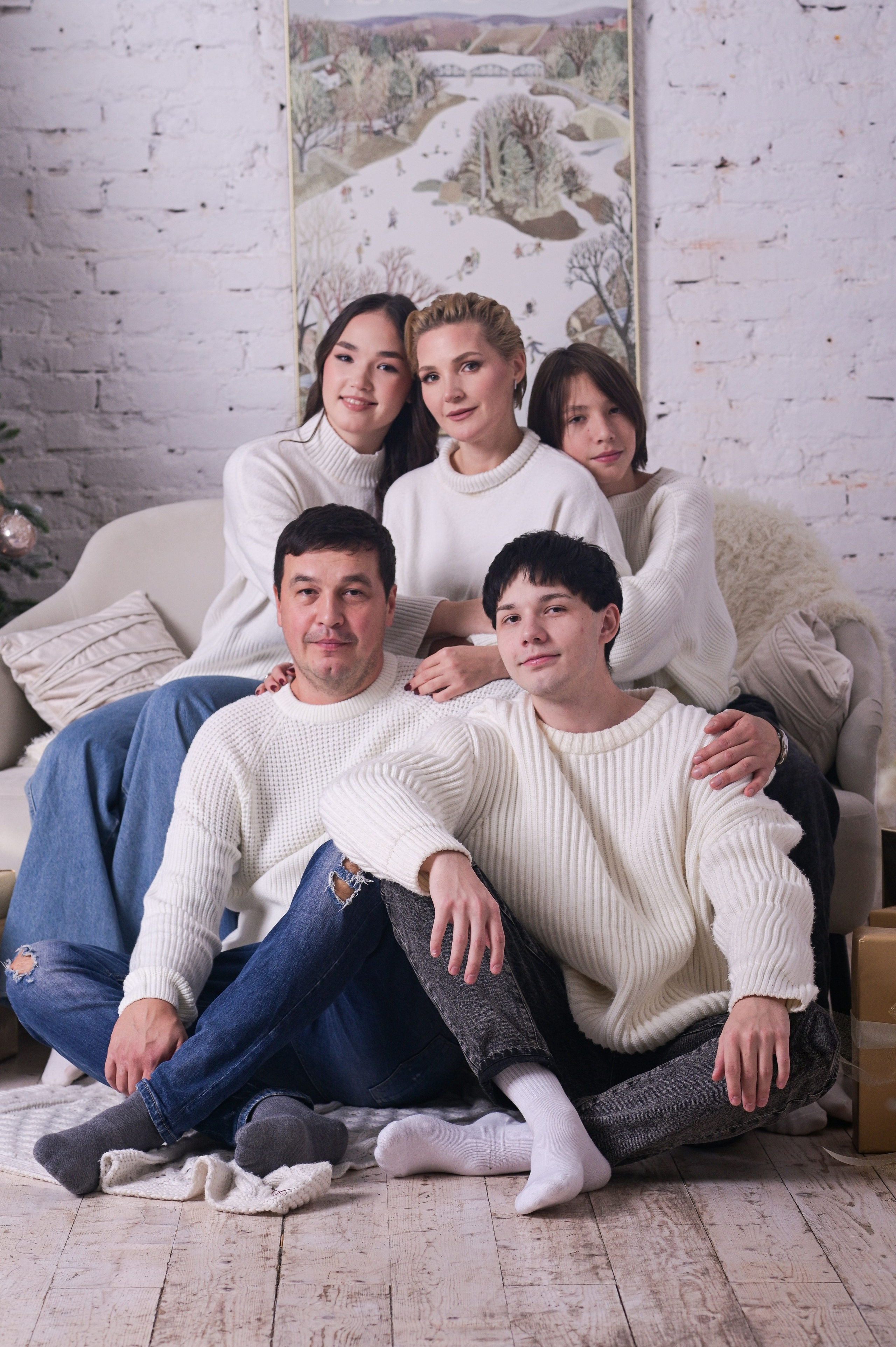 Семейный фотограф в Казани | Садег Азарми. Тёплые семейные фотосессии в студии и на природе. светлые, стильные кадры без лишней суеты. от малышей до бабушек и дедушек. Найду подход к каждому! Помогу с выбором образов и локаций. Сохраним ваши улыбки и объятия на долгие годы. Тел. +79172284430