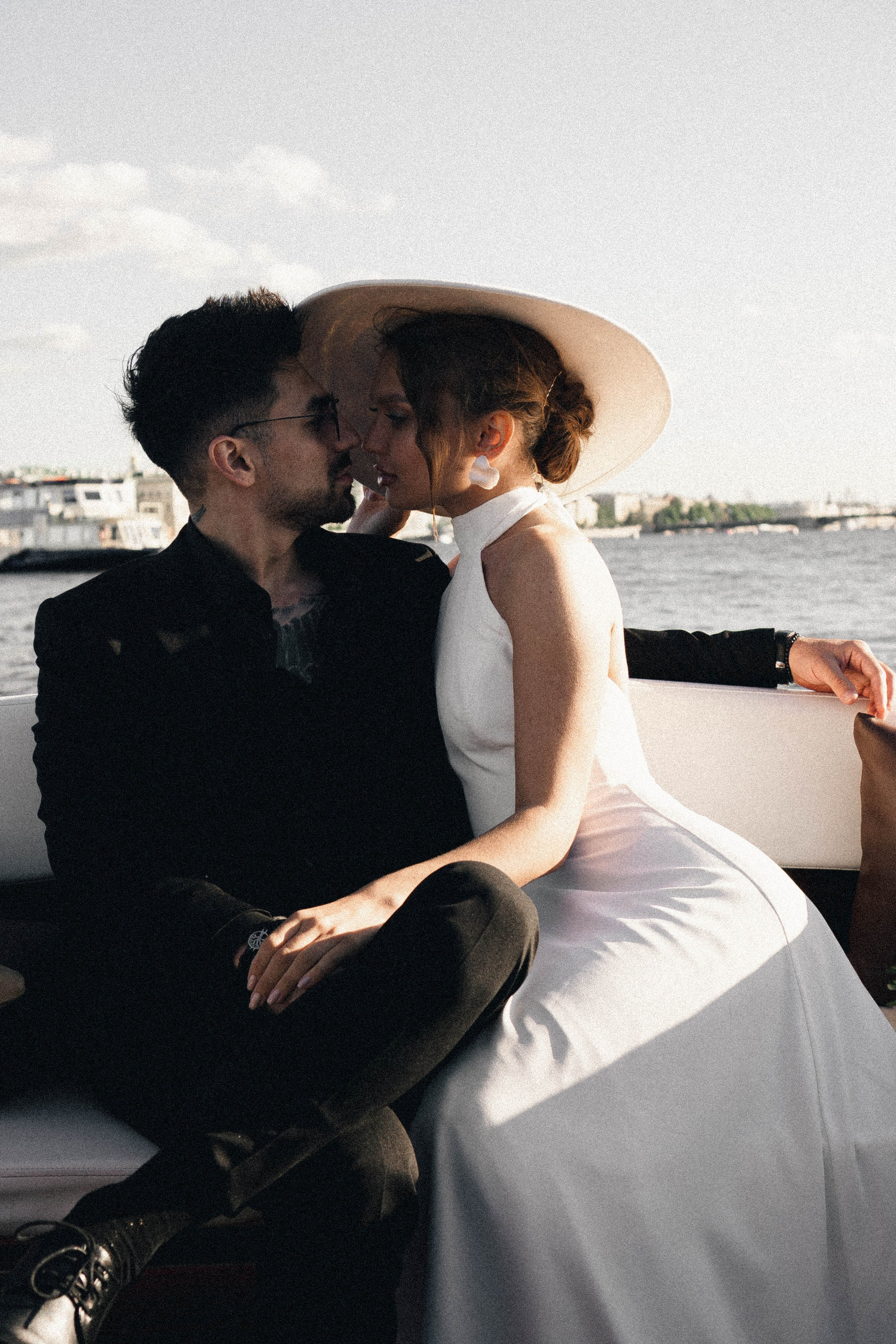 СВАДЕНБНАЯ СЬЕМКА НА КАТЕРЕ ПО КАНАЛАМ САНКТ-ПЕТЕРБУРГА И В АКВАТОРИИ НЕВЫ. Профессиональный фотограф, Санкт-Петербург — Виктория Богомолова