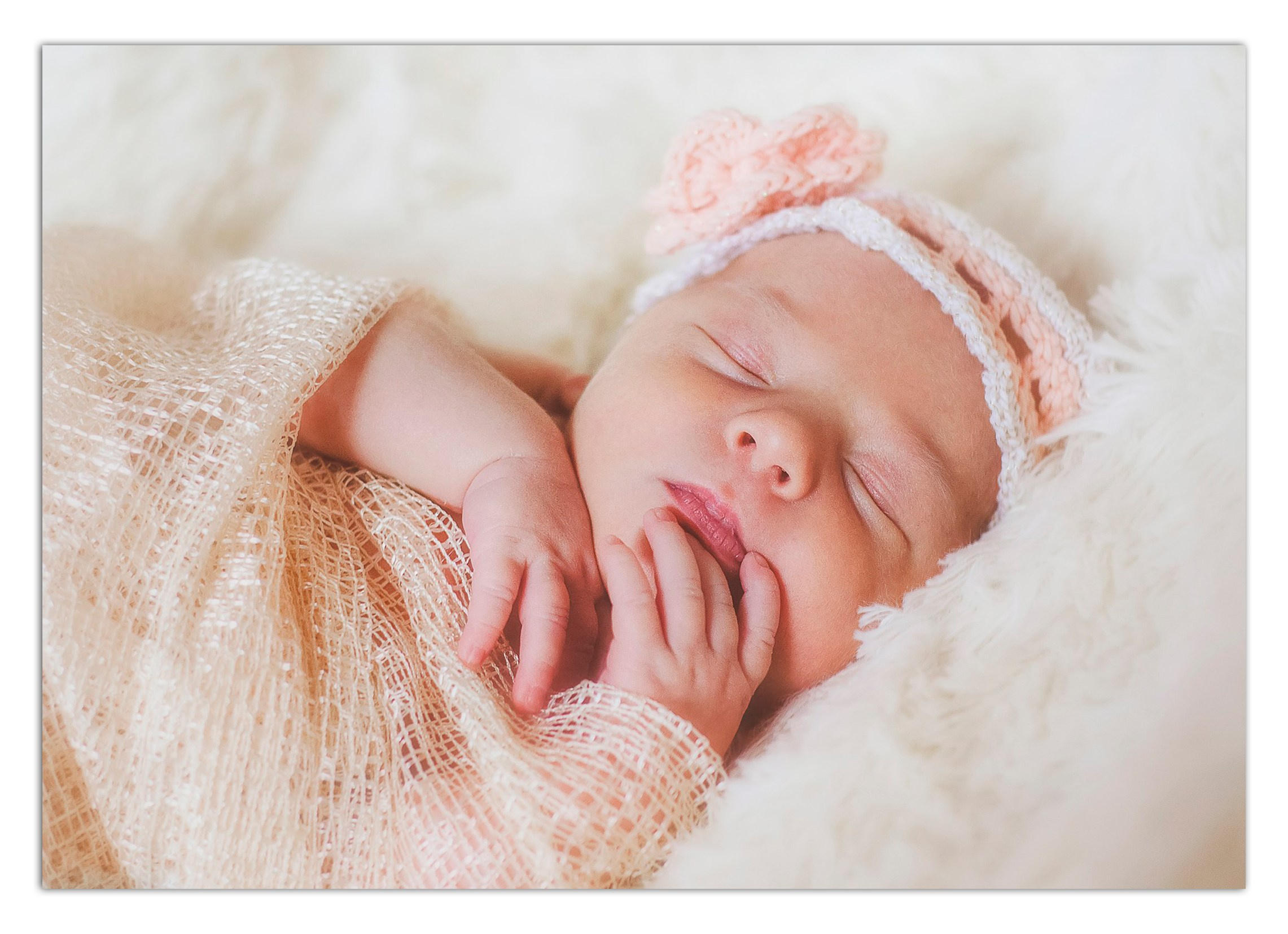 Фотограф Анна Шутова. Детская фотосъемка дома - новорожденная девочка в розовой повязке, уютно накрыта.