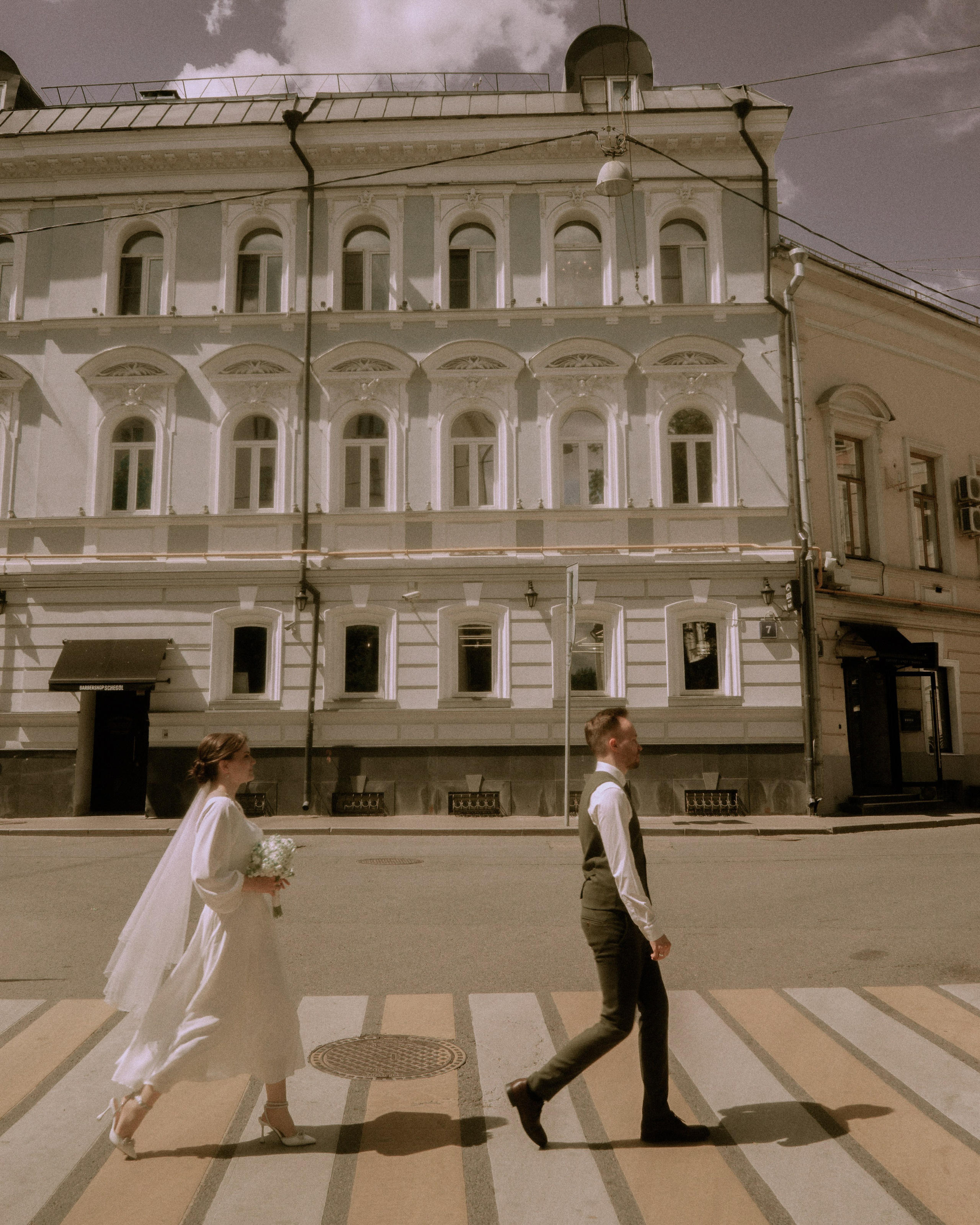 свадебные кинематографичные кадры на центральных улицах Москвы