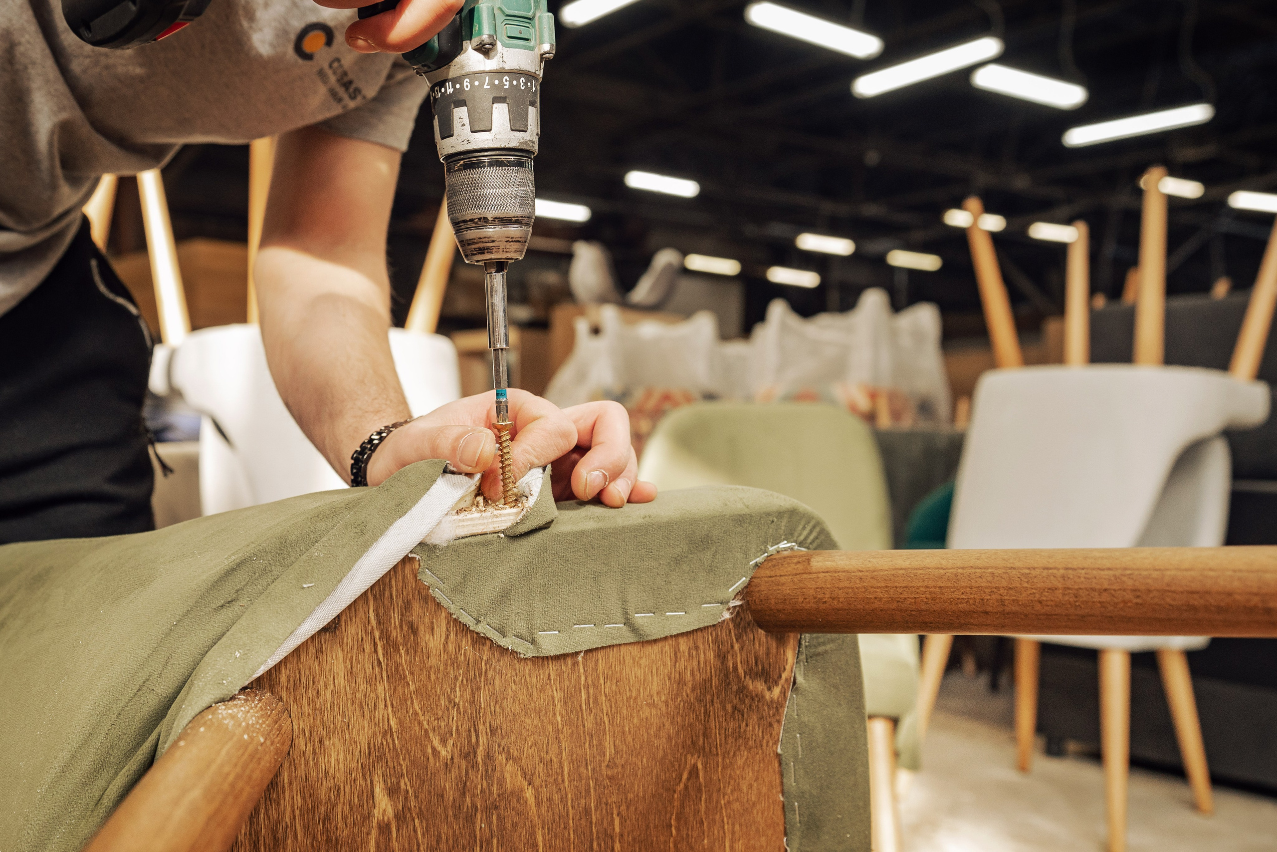 Сборка и обтяжка караса кресла