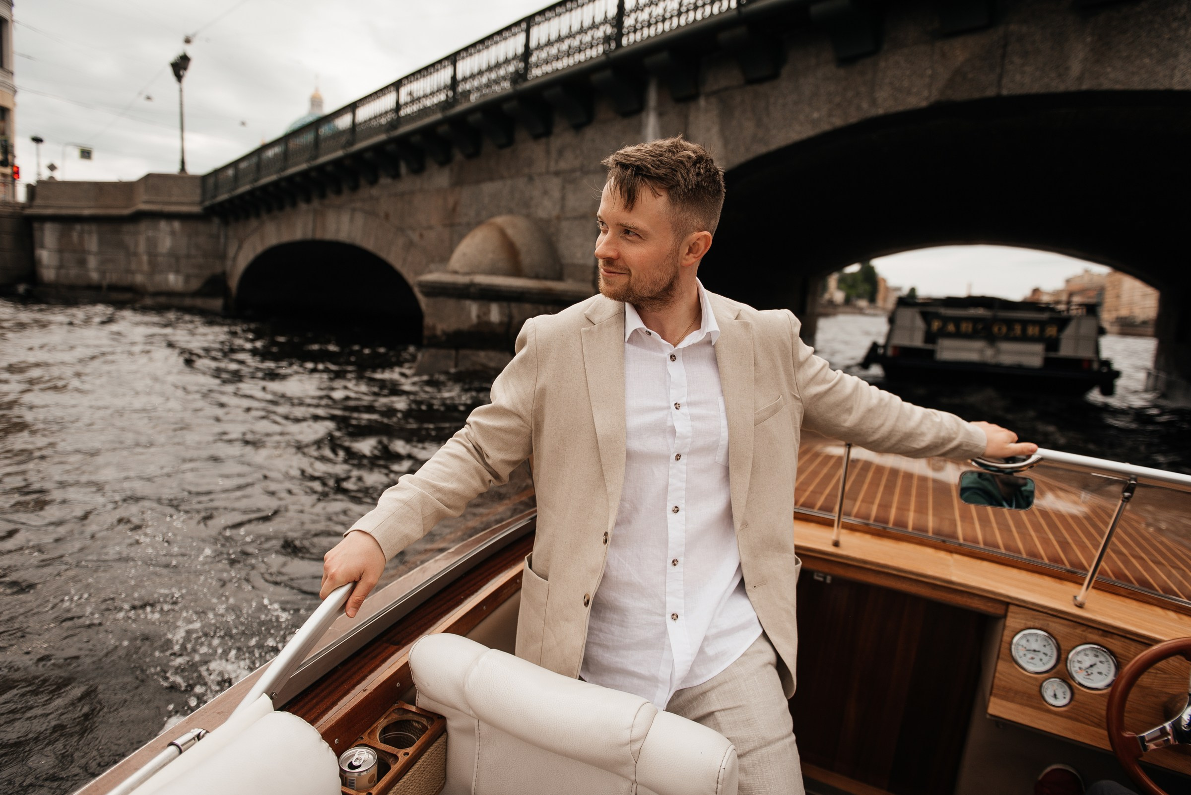 свадебная прогулка на катере по Неве