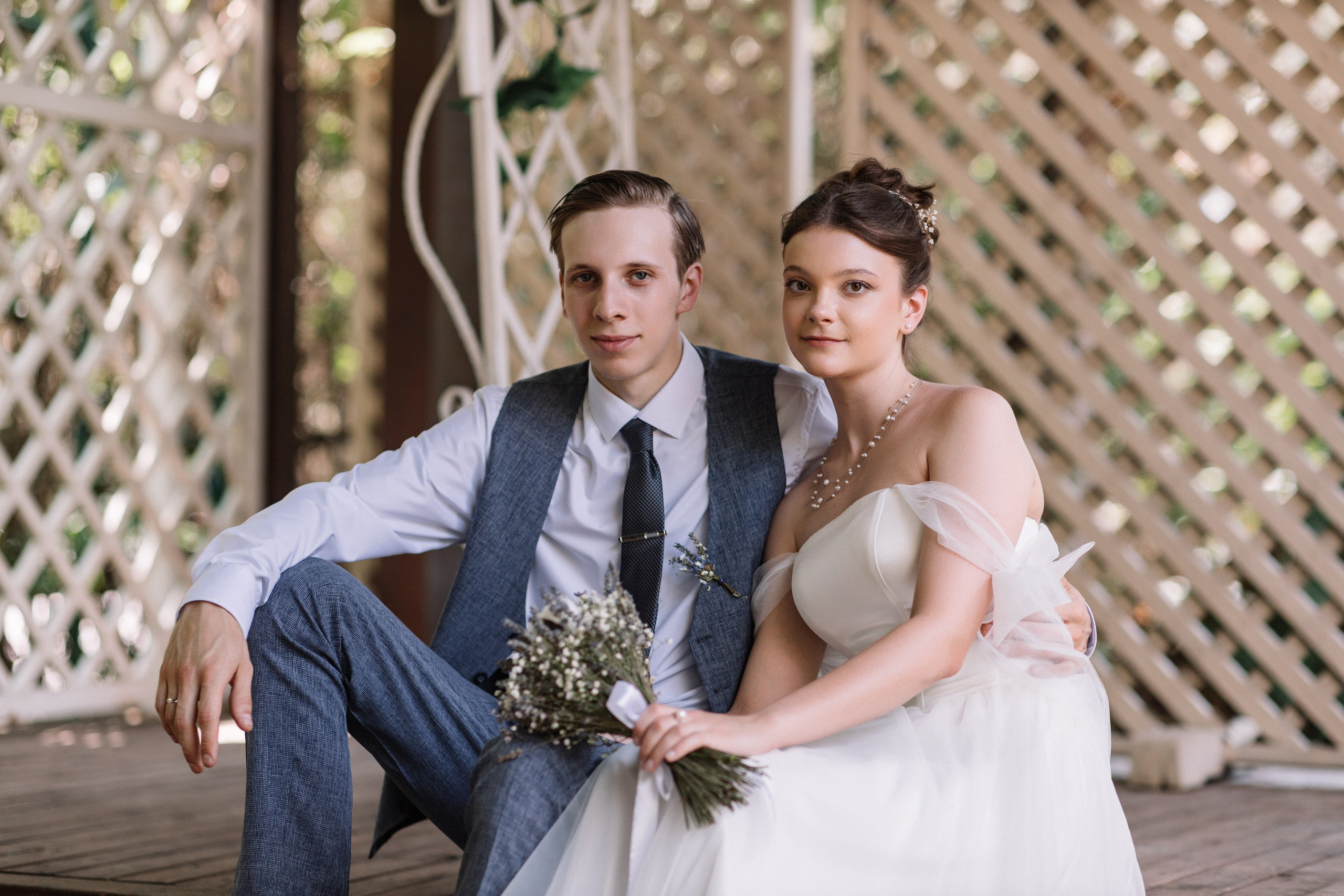 Пара перед ареной с видом на город/сад