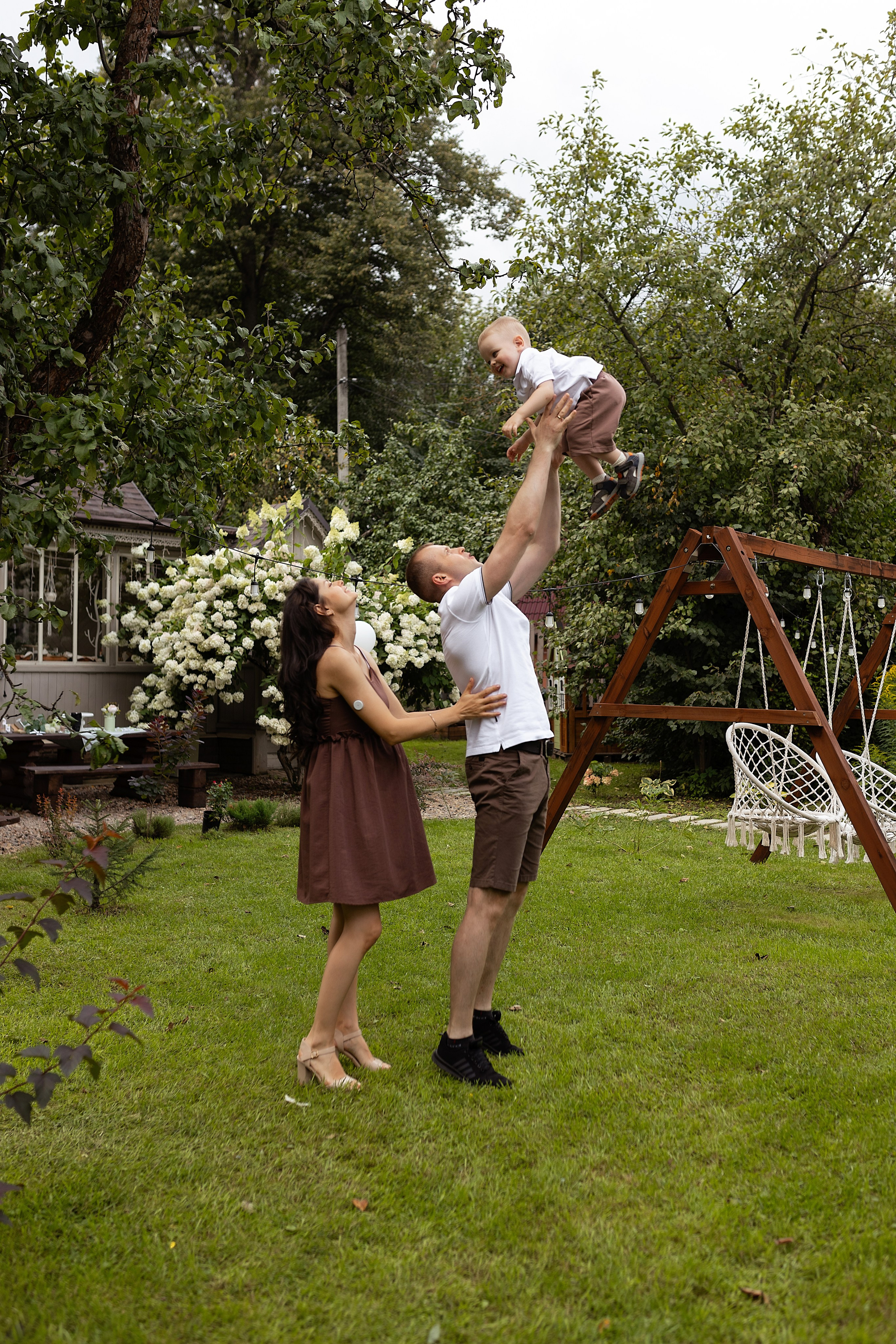 Фотосессия беременности на фотодаче в Купавне. Фотограф в Железнодорожном и Балашихе