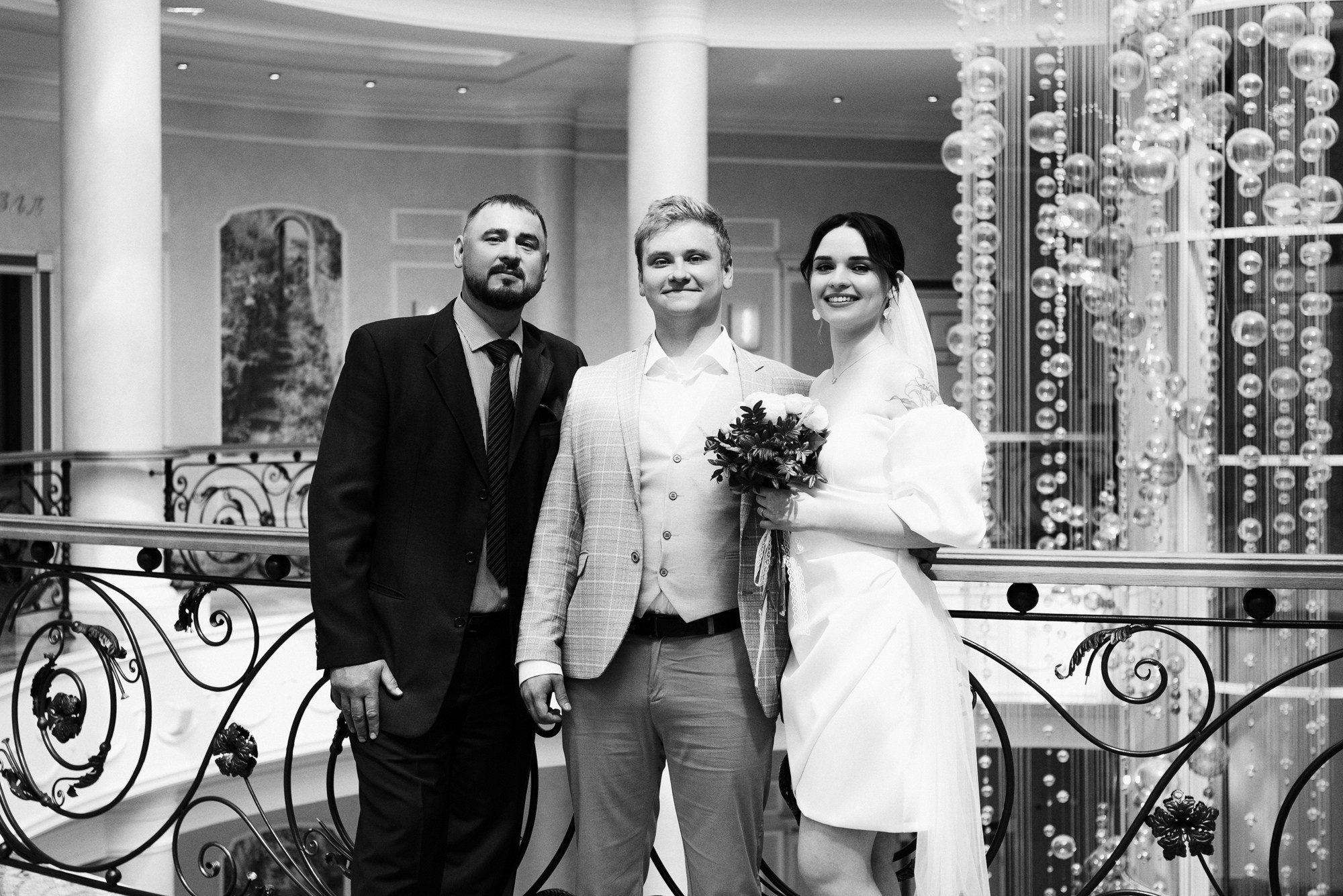 Свадебный фотограф Тюмень — Роман и Ксения: фотосессия с гостями и прогулка в парке. Портретный фотограф Тюмень Дарья Мустафина