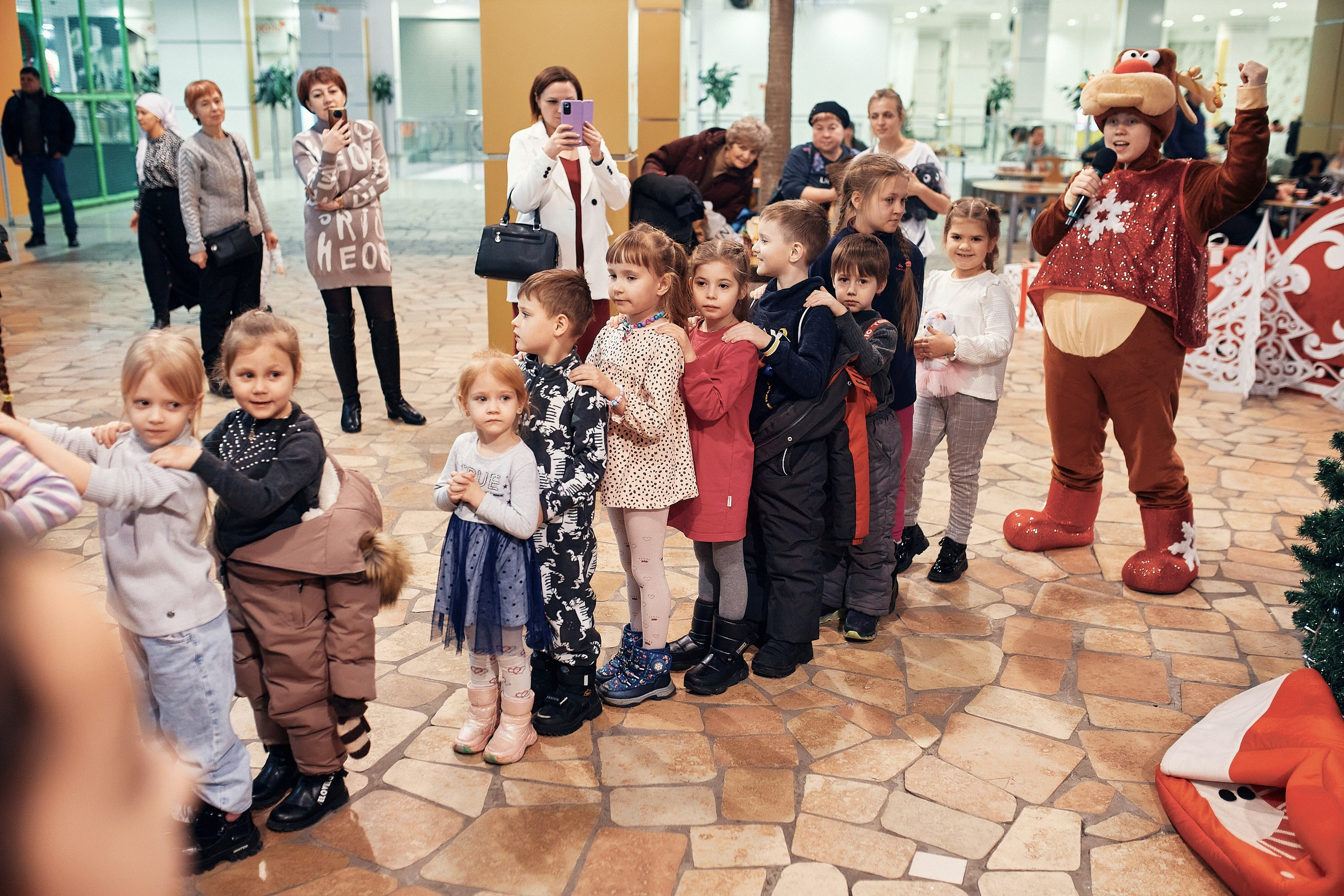 Детский новогодний праздник в ТЦ Июнь. Семейный и репортажной фотограф в Красноярске и Москве Виктор Бабинцев