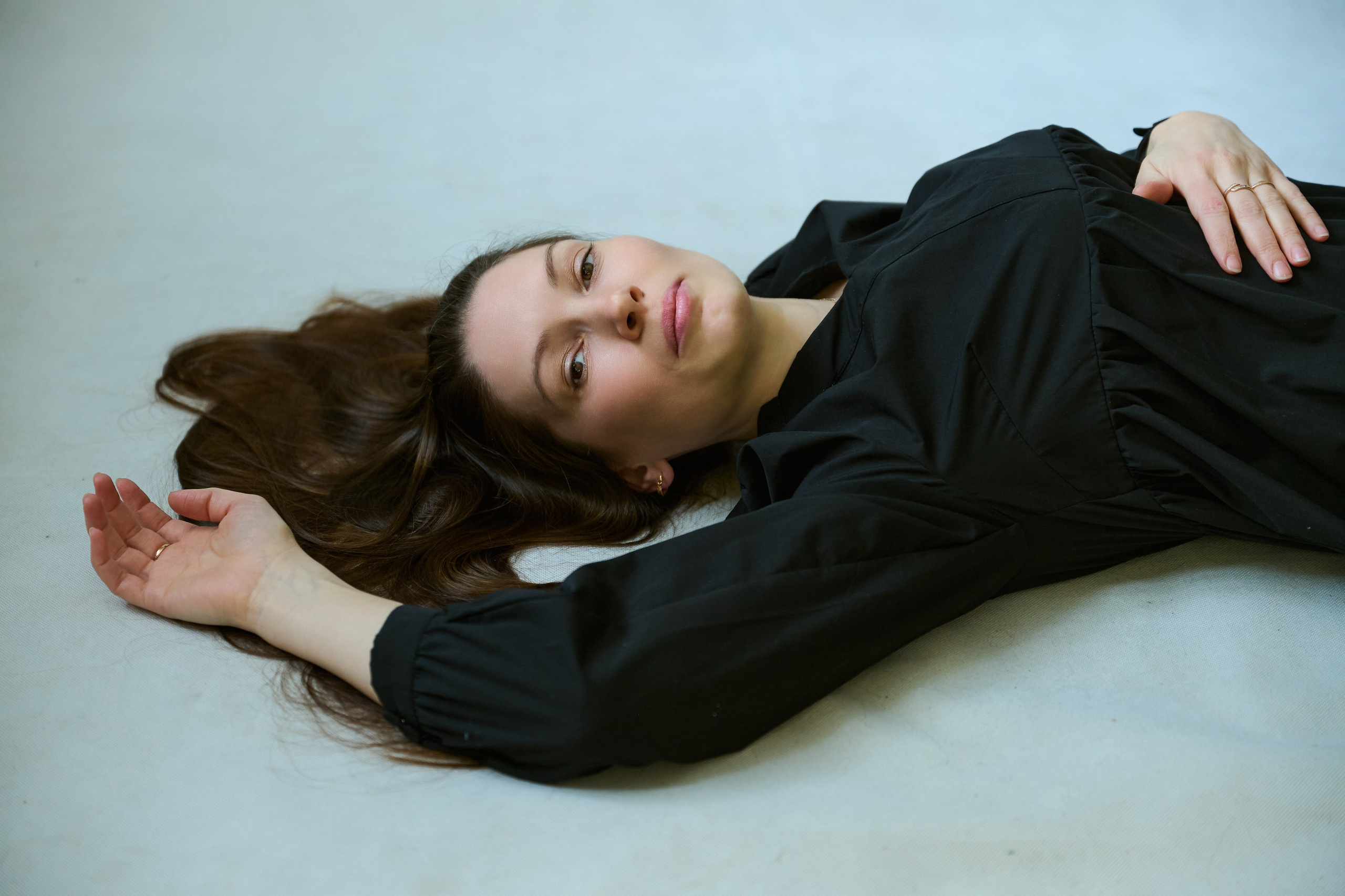 Тихая женская фотография — съёмка без ролей и позирования, где важнее состояние, чем образ