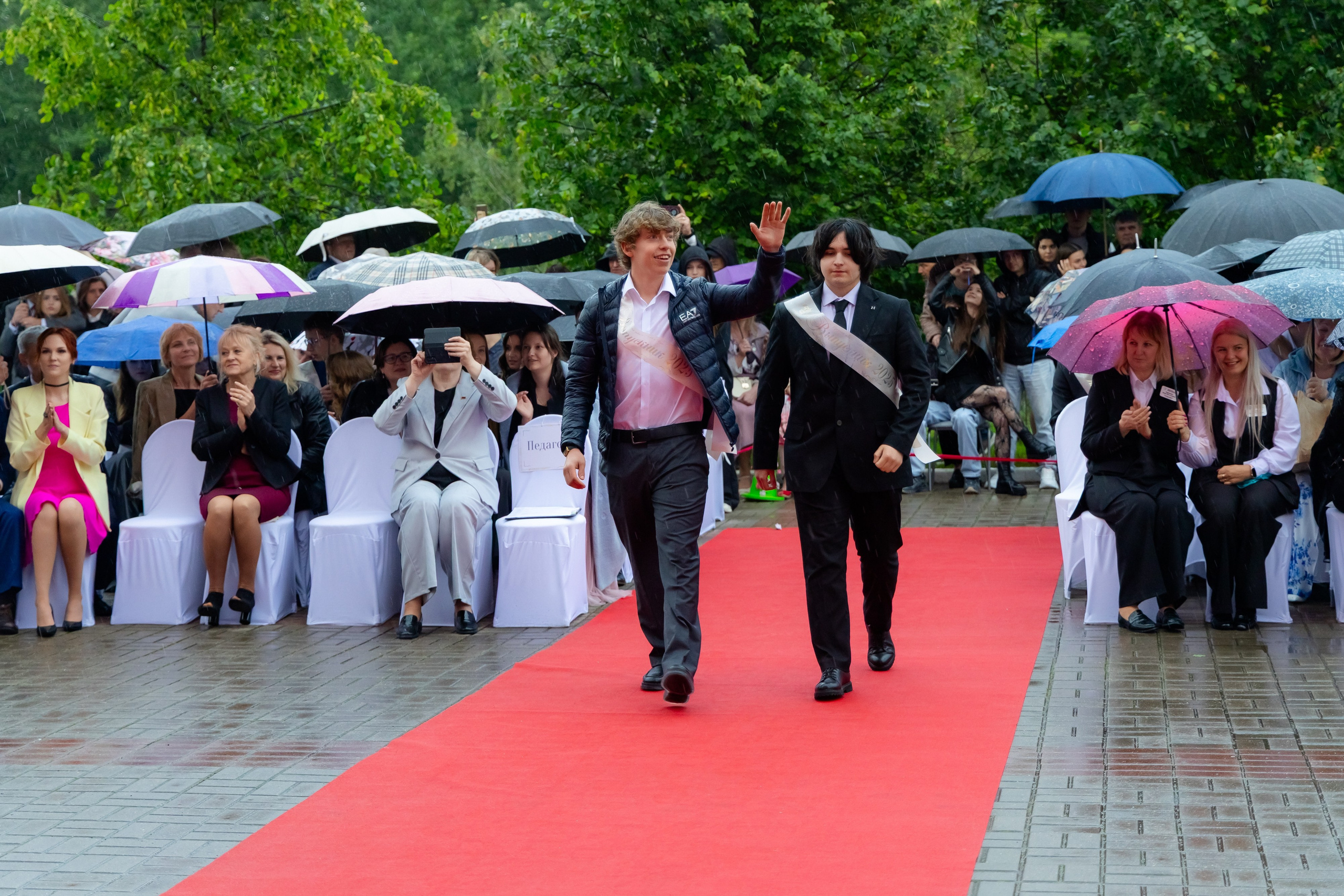 Школьный выпускной 2025 год в Минске, Беларуси. Свадебный фотограф в Минске/Беларуси Сергей Спиридонов