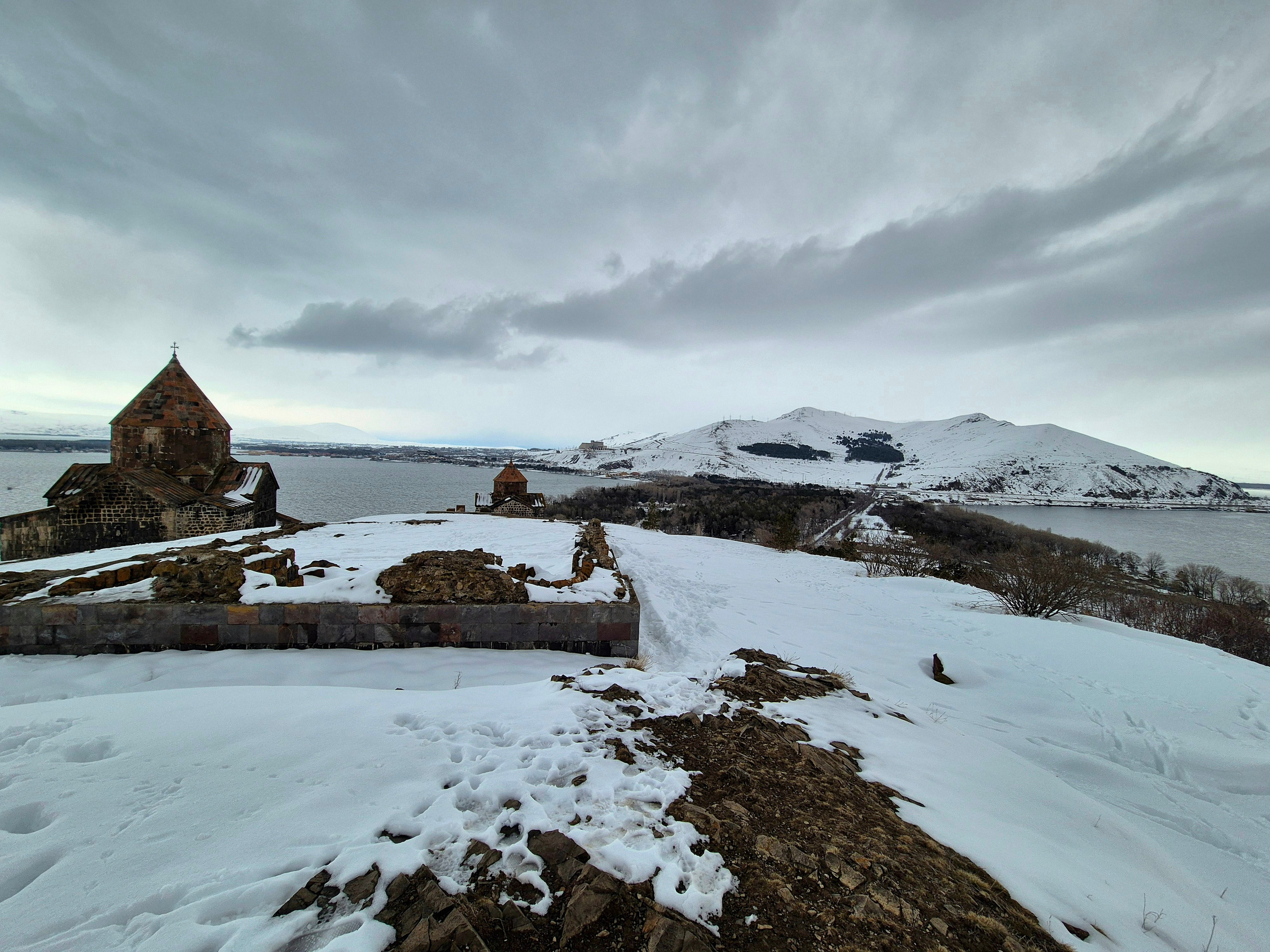 Отчетливо виден перешеек, соединяющий бывший остров с материком