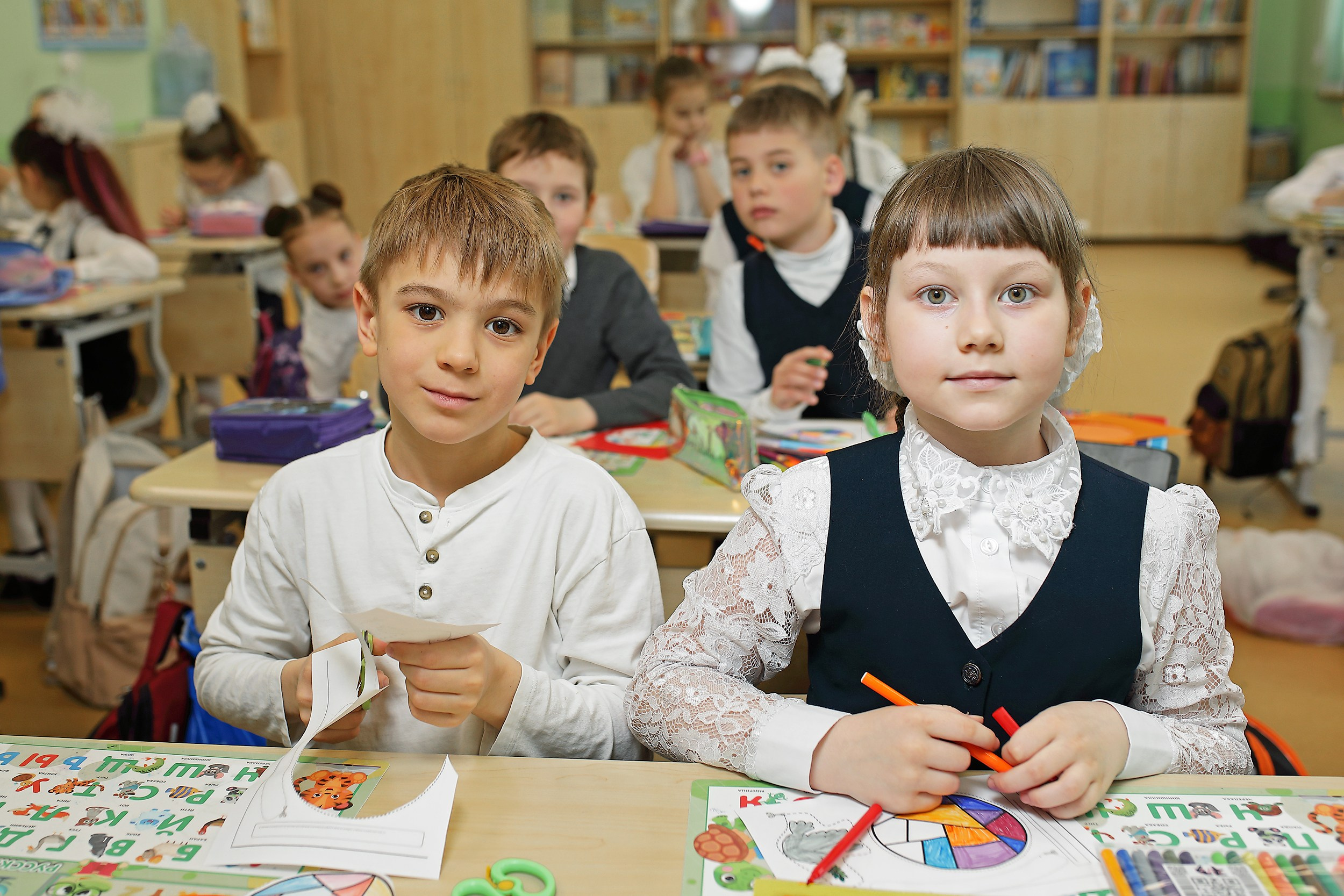 первоклассники за партой