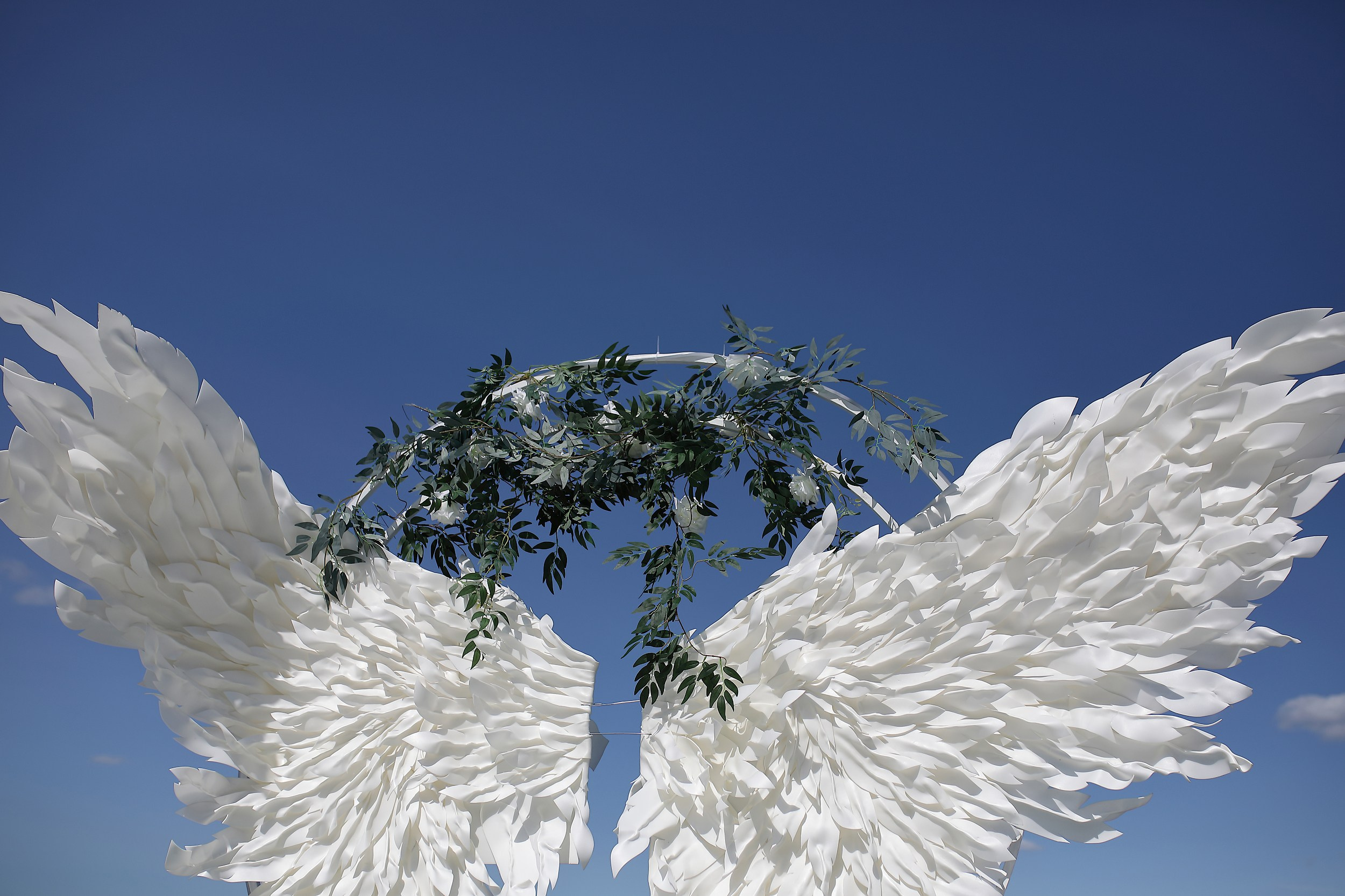 фотозона для свадебной церемонии крылья