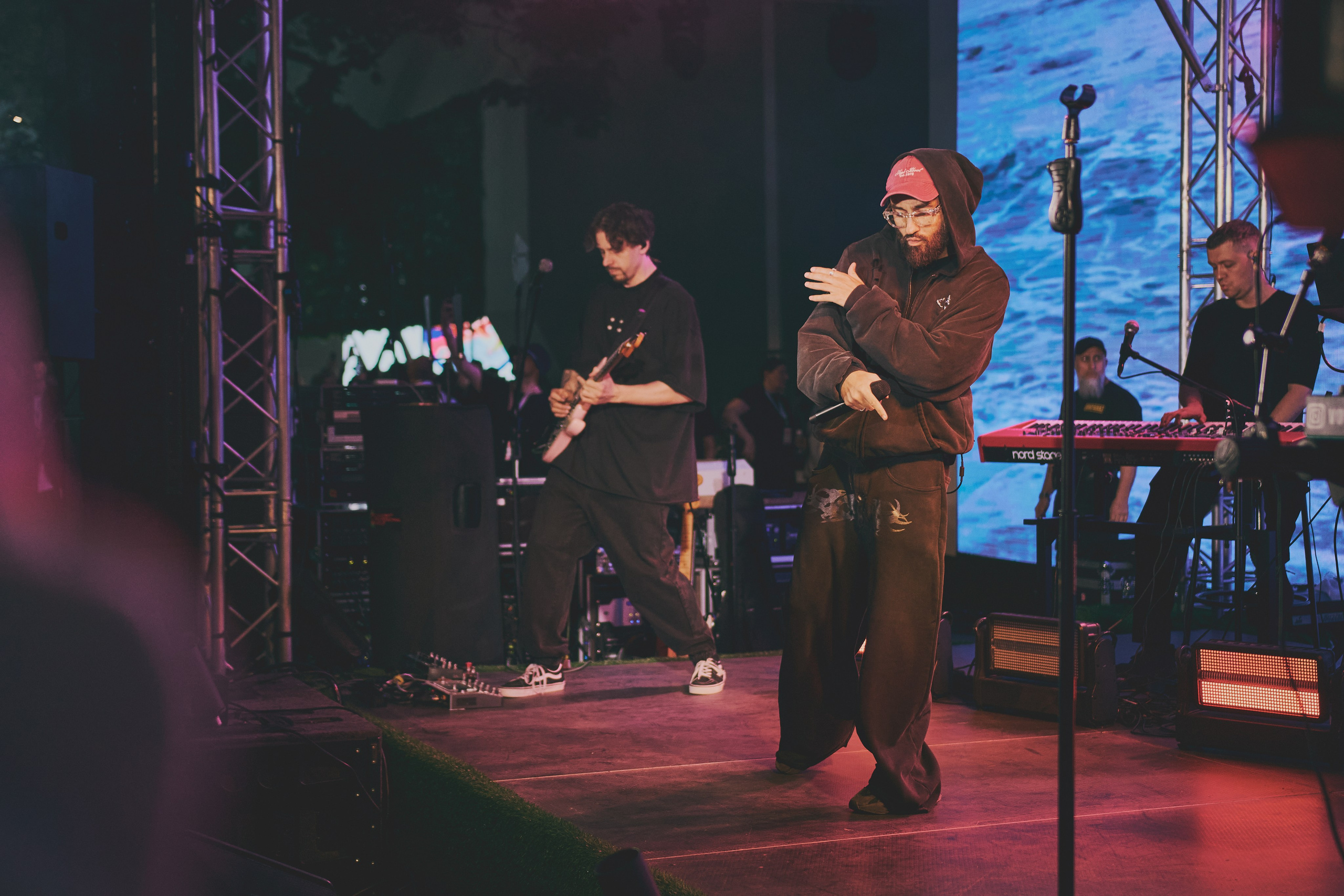 Съёмка с концерта МОТа: толпа фанатов и артист. Шилов Арсений — репортажный фотограф в Москве