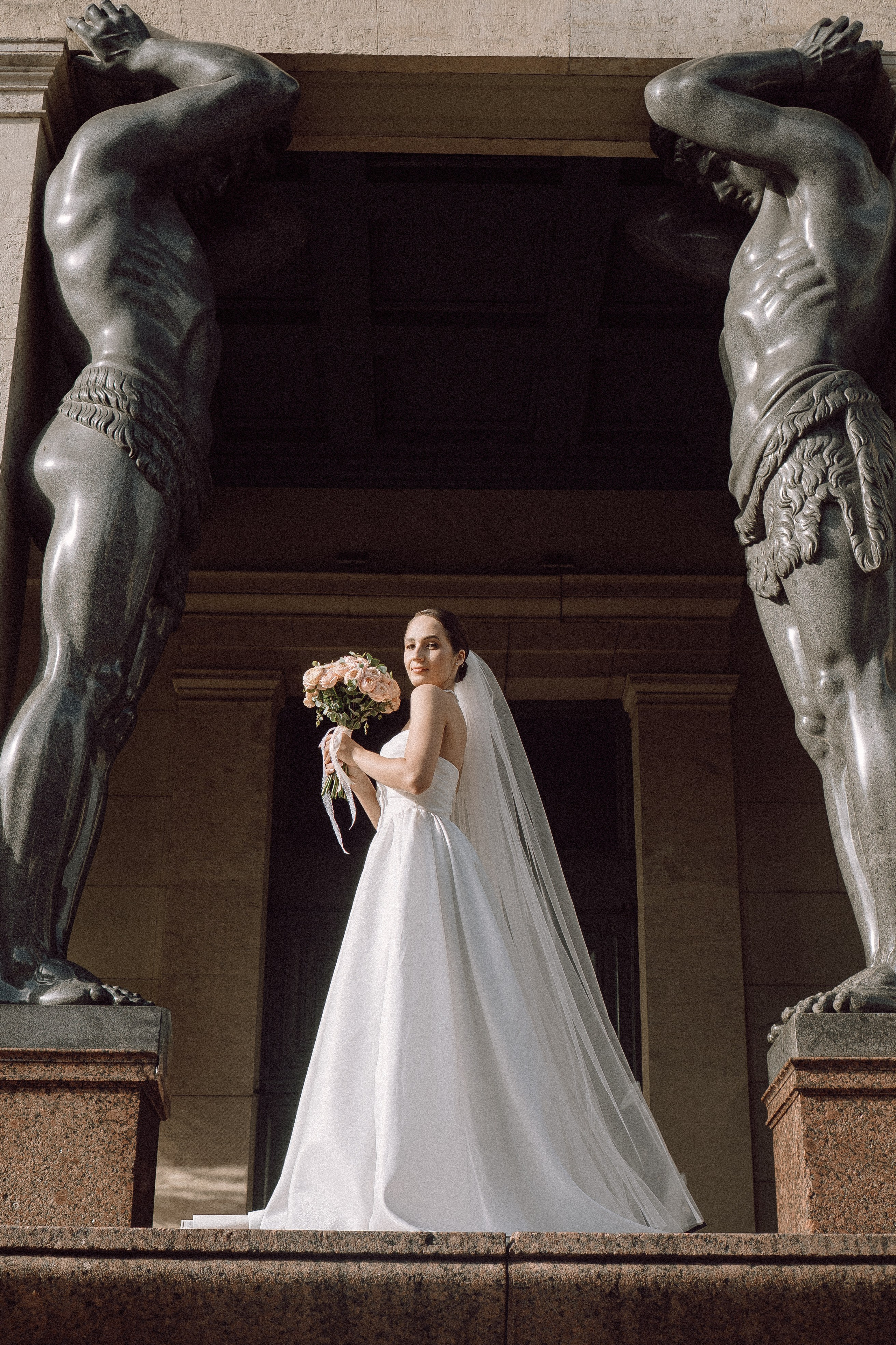 СВАДЕБНАЯ ПРОГУЛКА В САНТК-ПЕТЕРБУРГЕ (ИСАКИЕВСКИЙ СОБОР, ЗИМНЯЯ КАНАВКА, ЭРМИТАЖ И БОЛЬШАЯ МОРСКАЯ УЛИЦА). Профессиональный фотограф, Санкт-Петербург — Виктория Богомолова