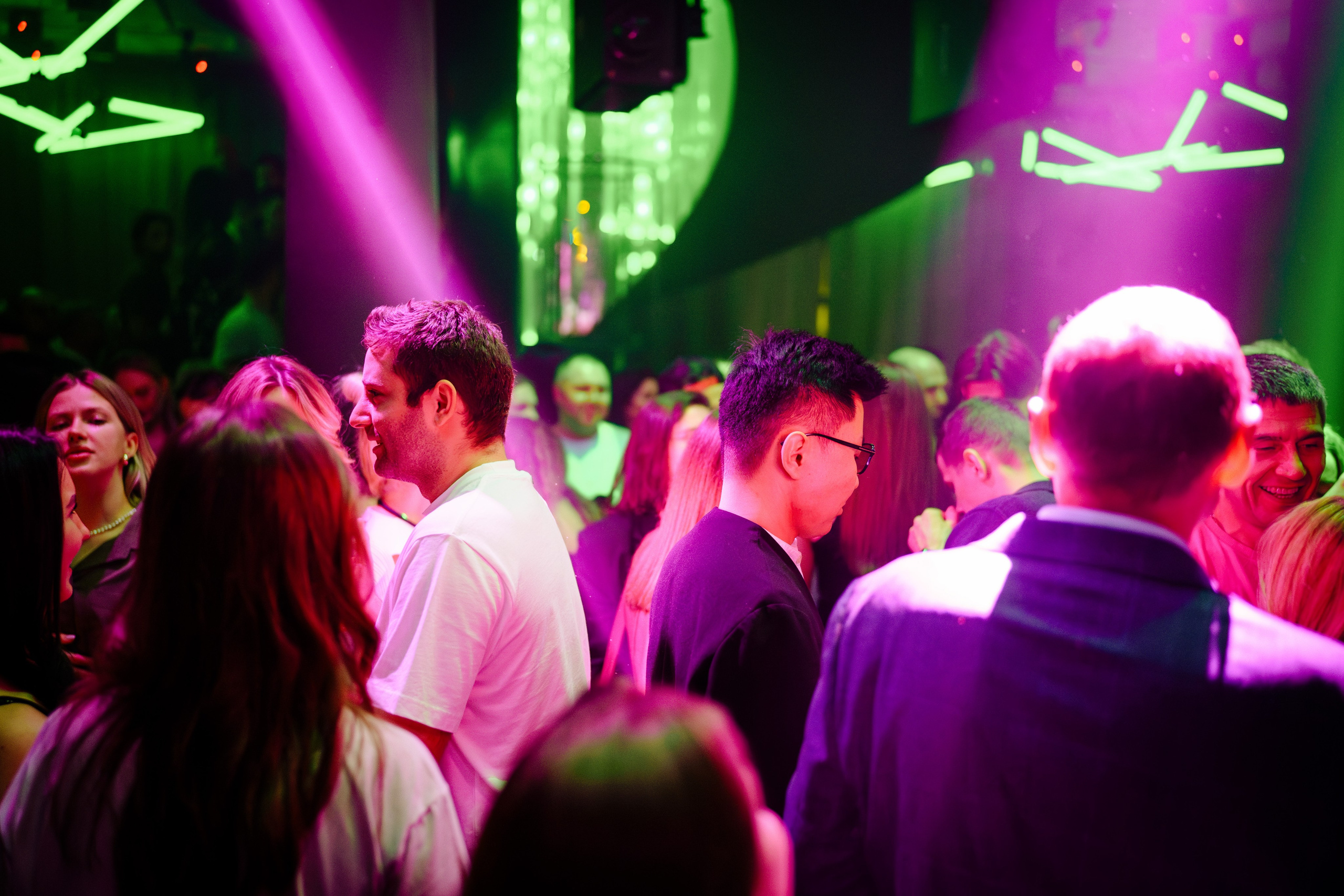 Вечеринка OSNOVATELI.LIVE репортажный фотограф Саша Дружинина. Репортажный фотограф в Москве Саша Дружинина